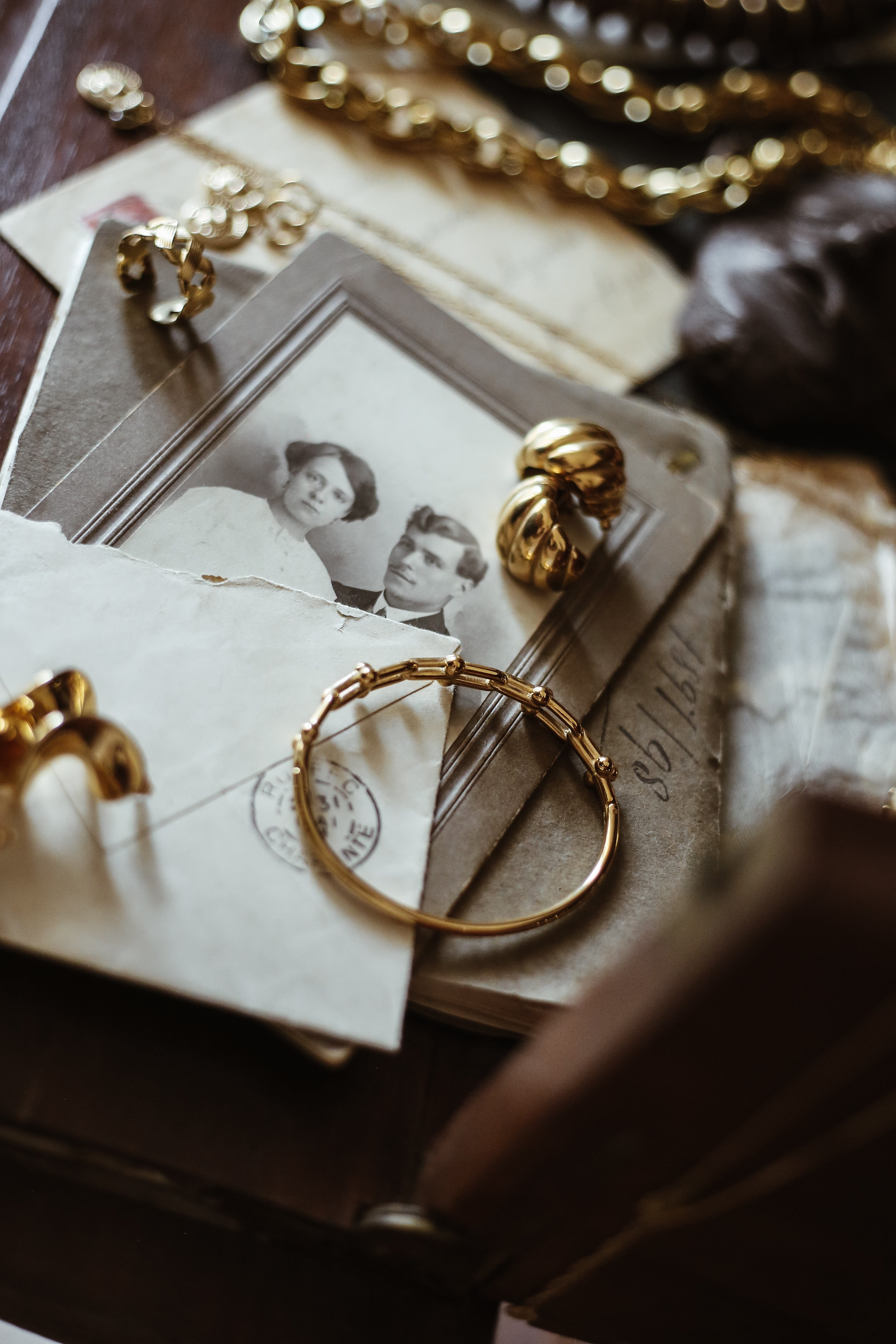 Stories Written in Gold - Boutique Minimaliste