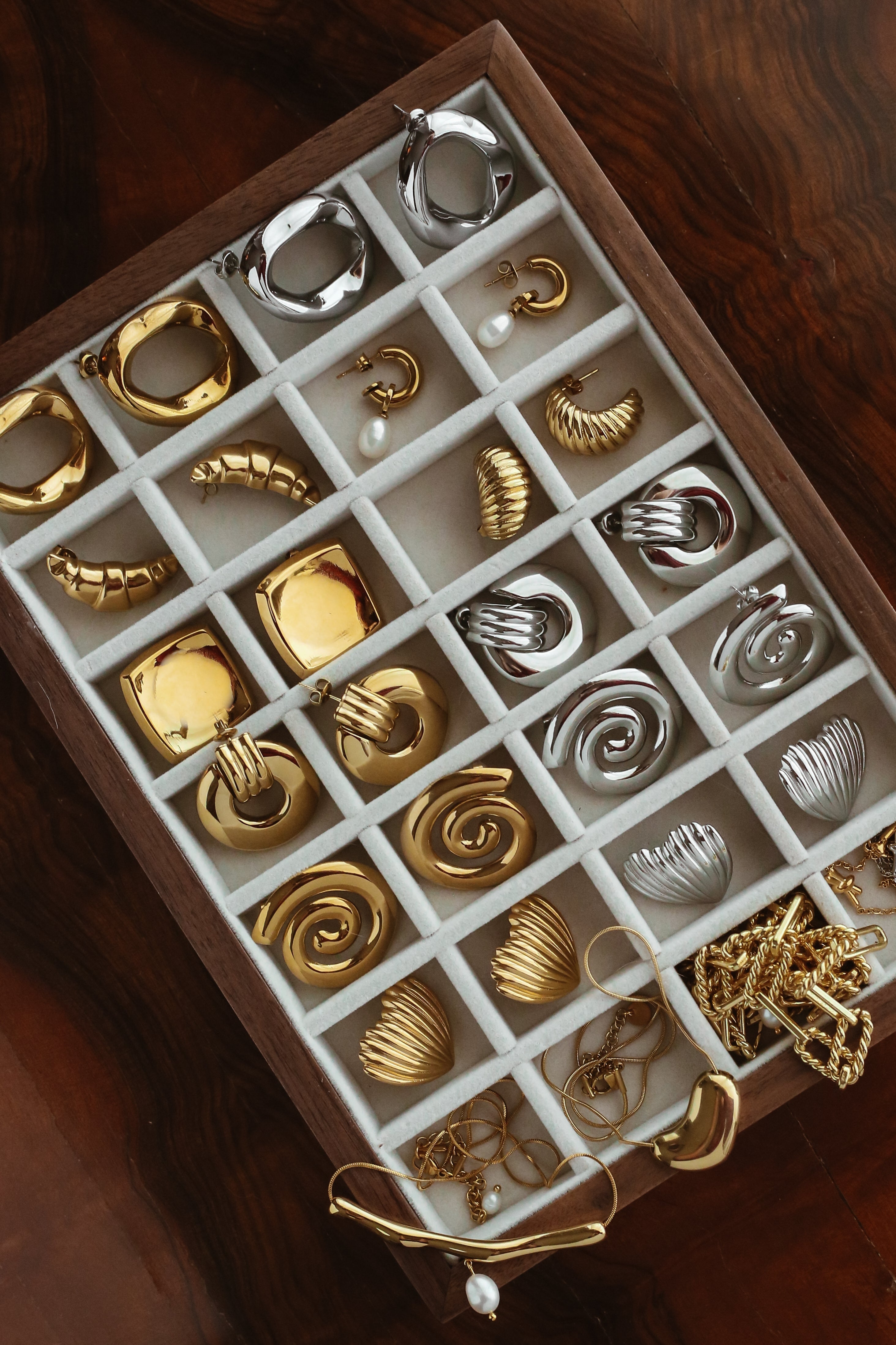 Aria Hoops - Boutique Minimaliste has waterproof, durable, elegant and vintage inspired jewelry