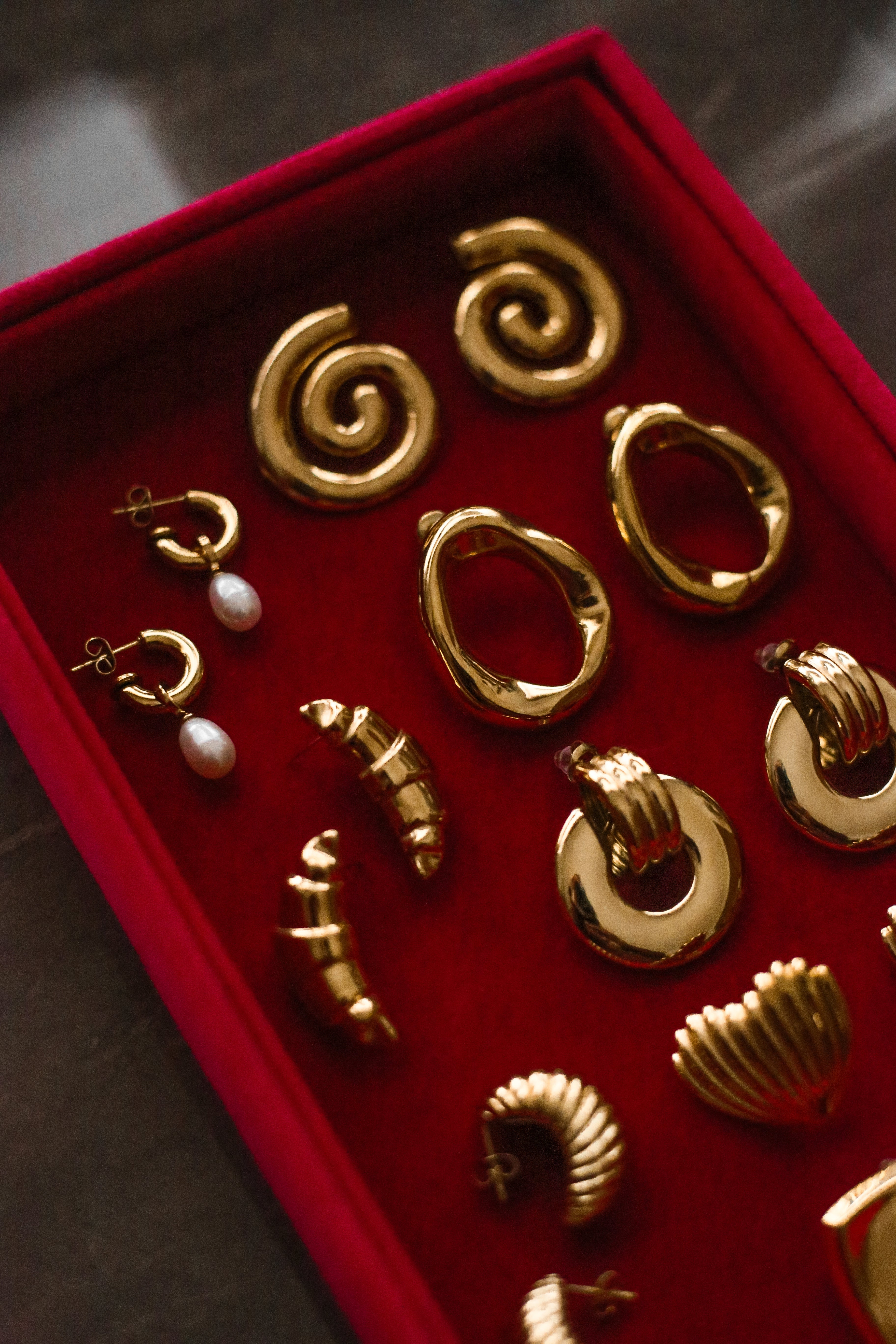Arielle Hoops - Boutique Minimaliste has waterproof, durable, elegant and vintage inspired jewelry