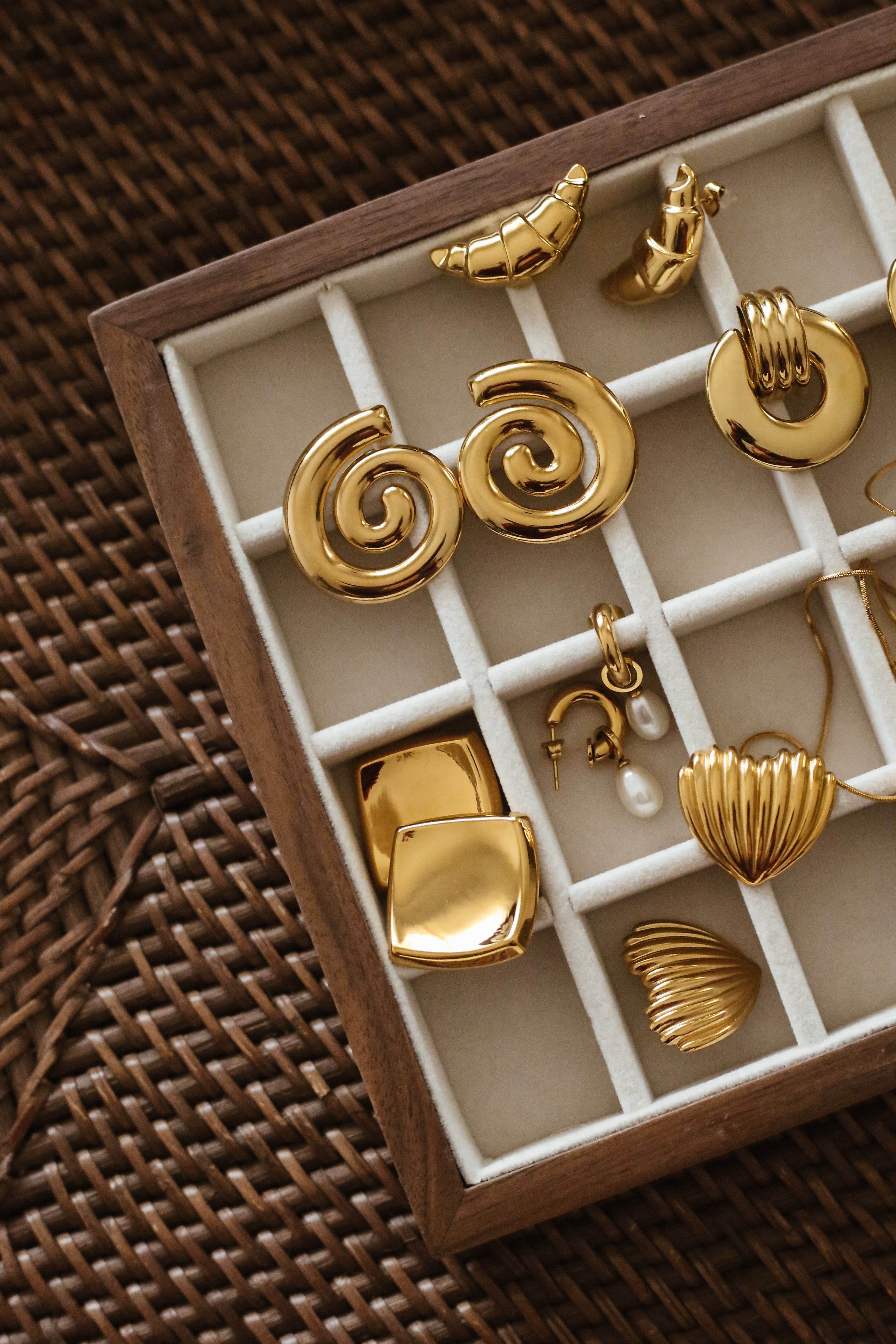 Arielle Hoops - Boutique Minimaliste has waterproof, durable, elegant and vintage inspired jewelry