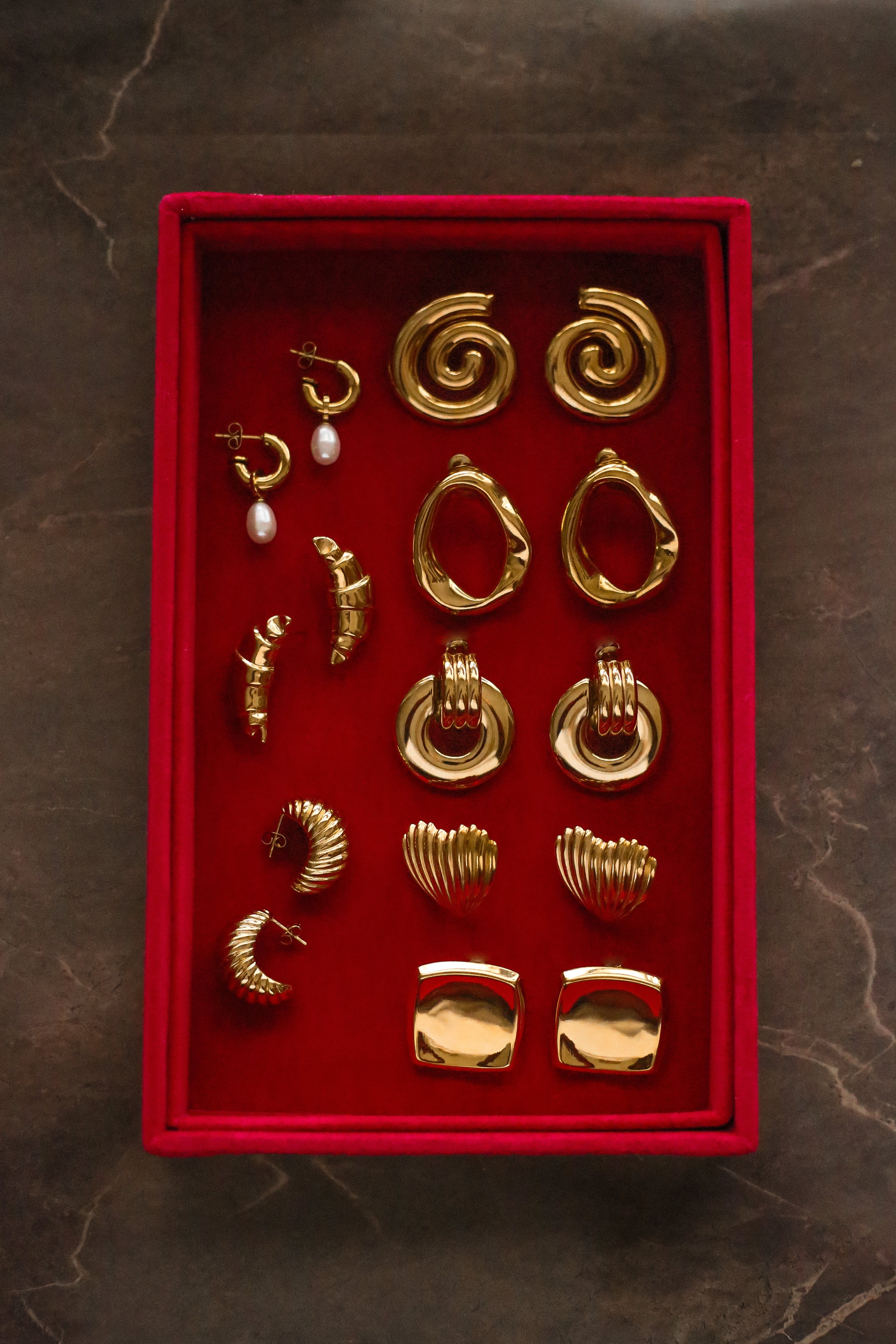 Arielle Hoops - Boutique Minimaliste has waterproof, durable, elegant and vintage inspired jewelry