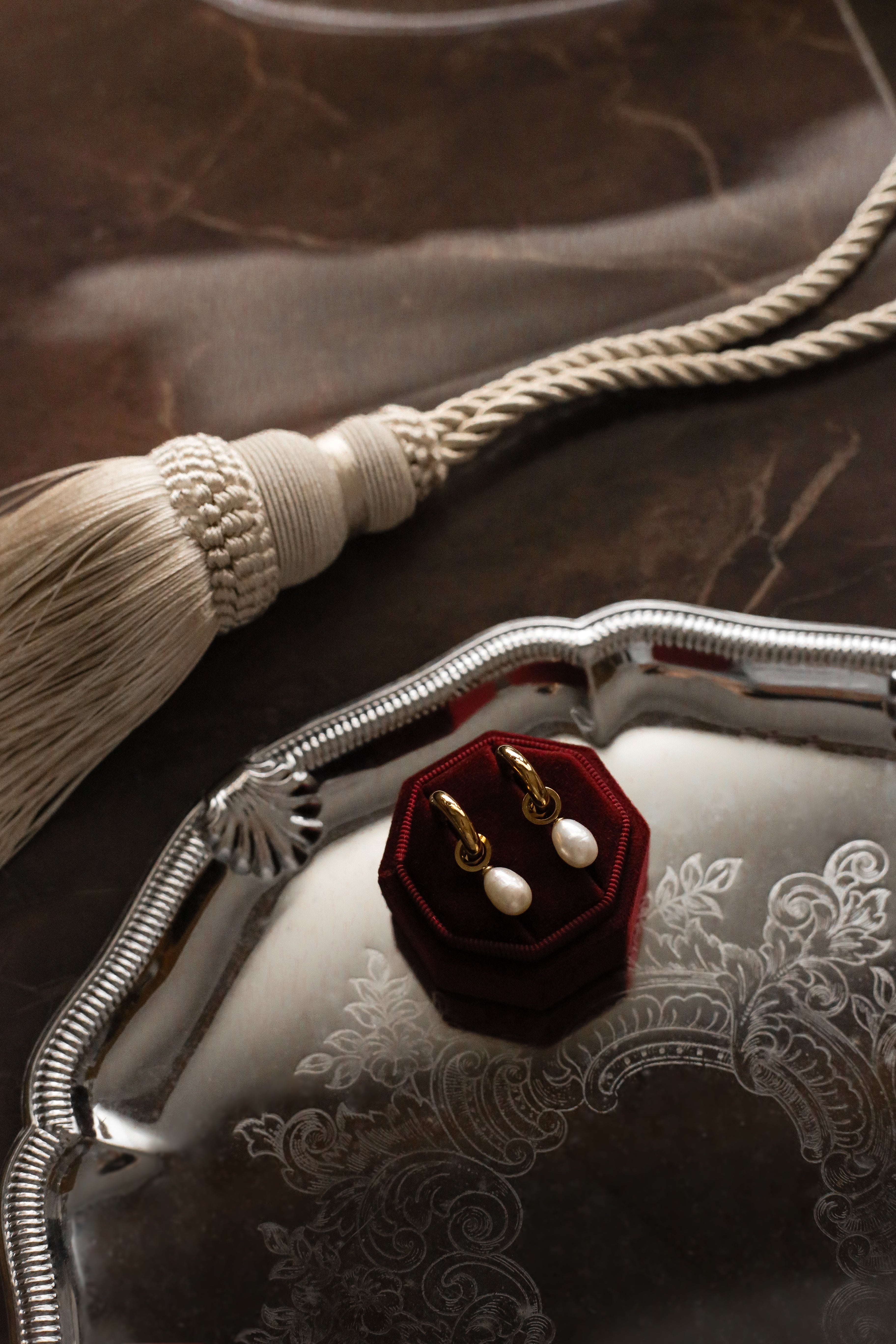 Arielle Hoops - Boutique Minimaliste has waterproof, durable, elegant and vintage inspired jewelry