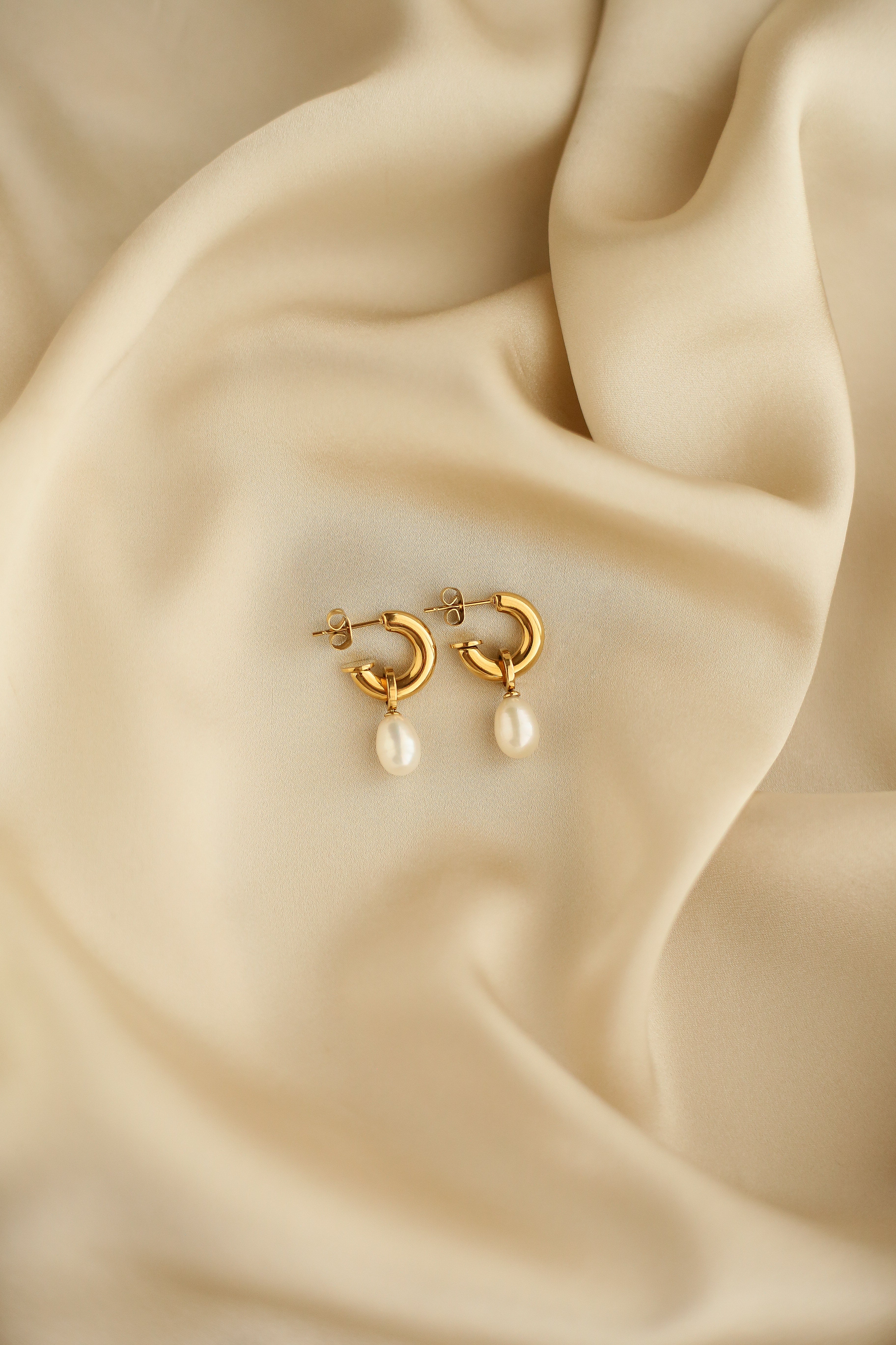 Arielle Hoops - Boutique Minimaliste has waterproof, durable, elegant and vintage inspired jewelry