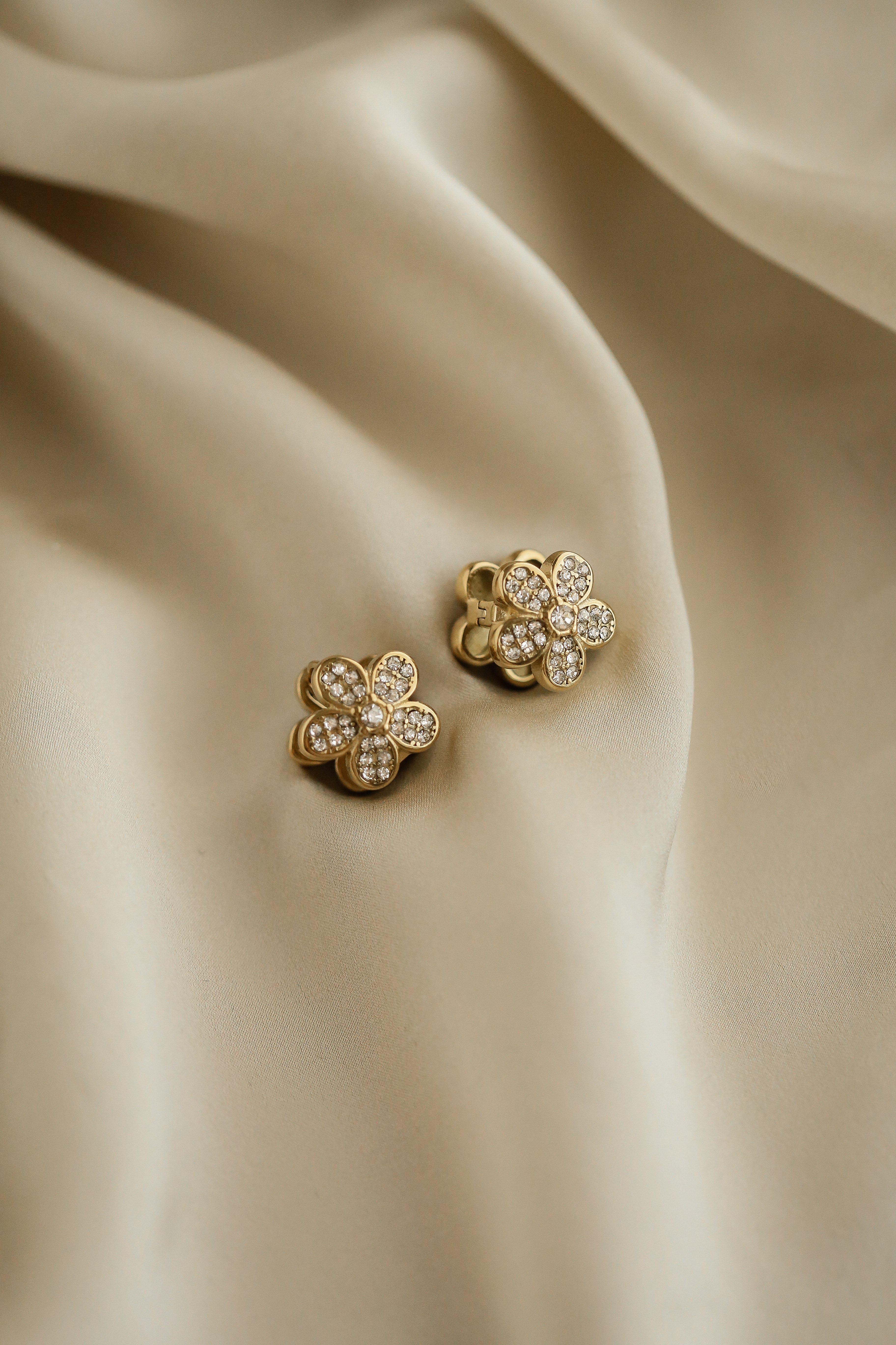 Beau Huggies - Boutique Minimaliste has waterproof, durable, elegant and vintage inspired jewelry