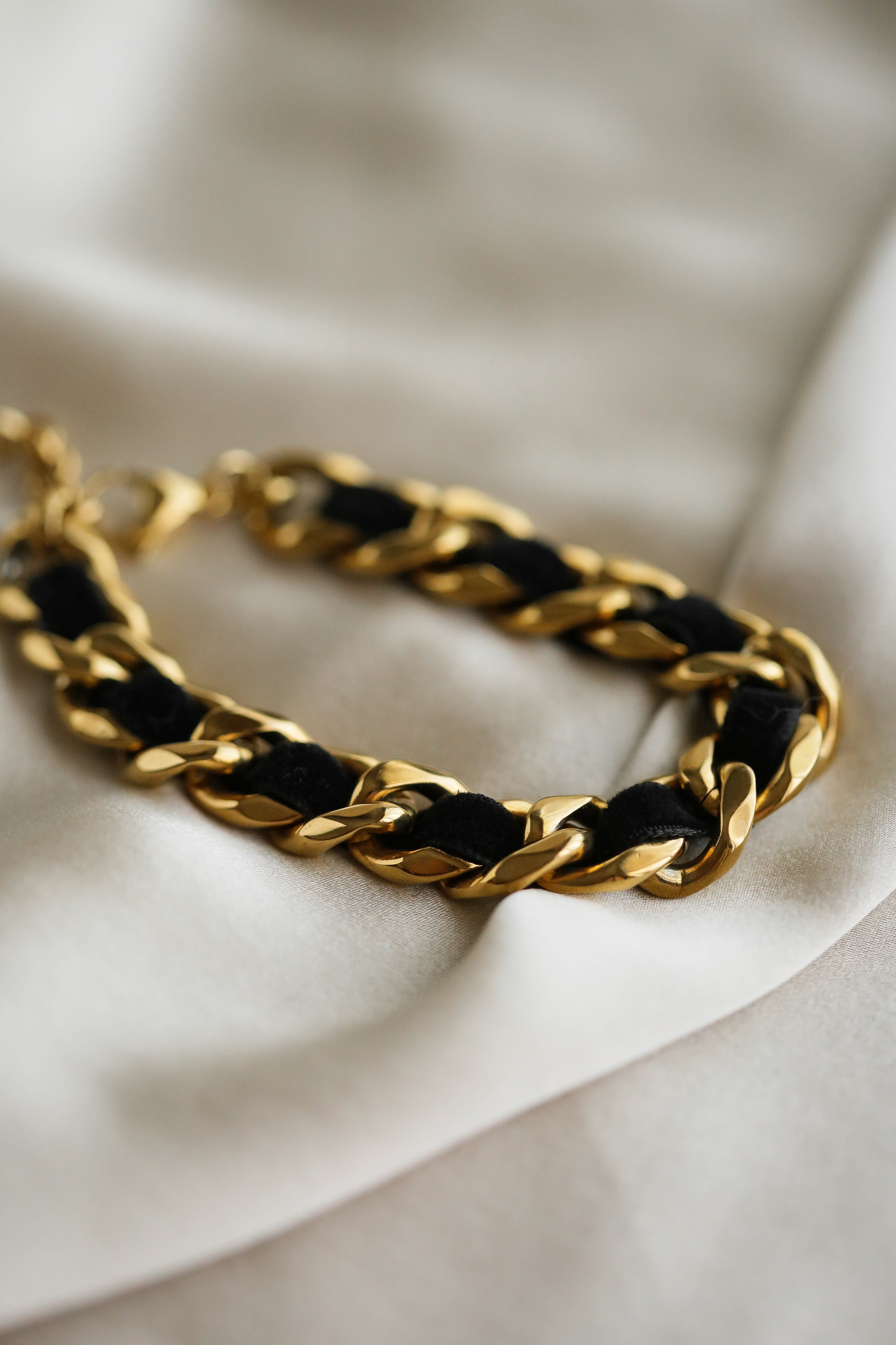 Carol Bracelet - Boutique Minimaliste has waterproof, durable, elegant and vintage inspired jewelry
