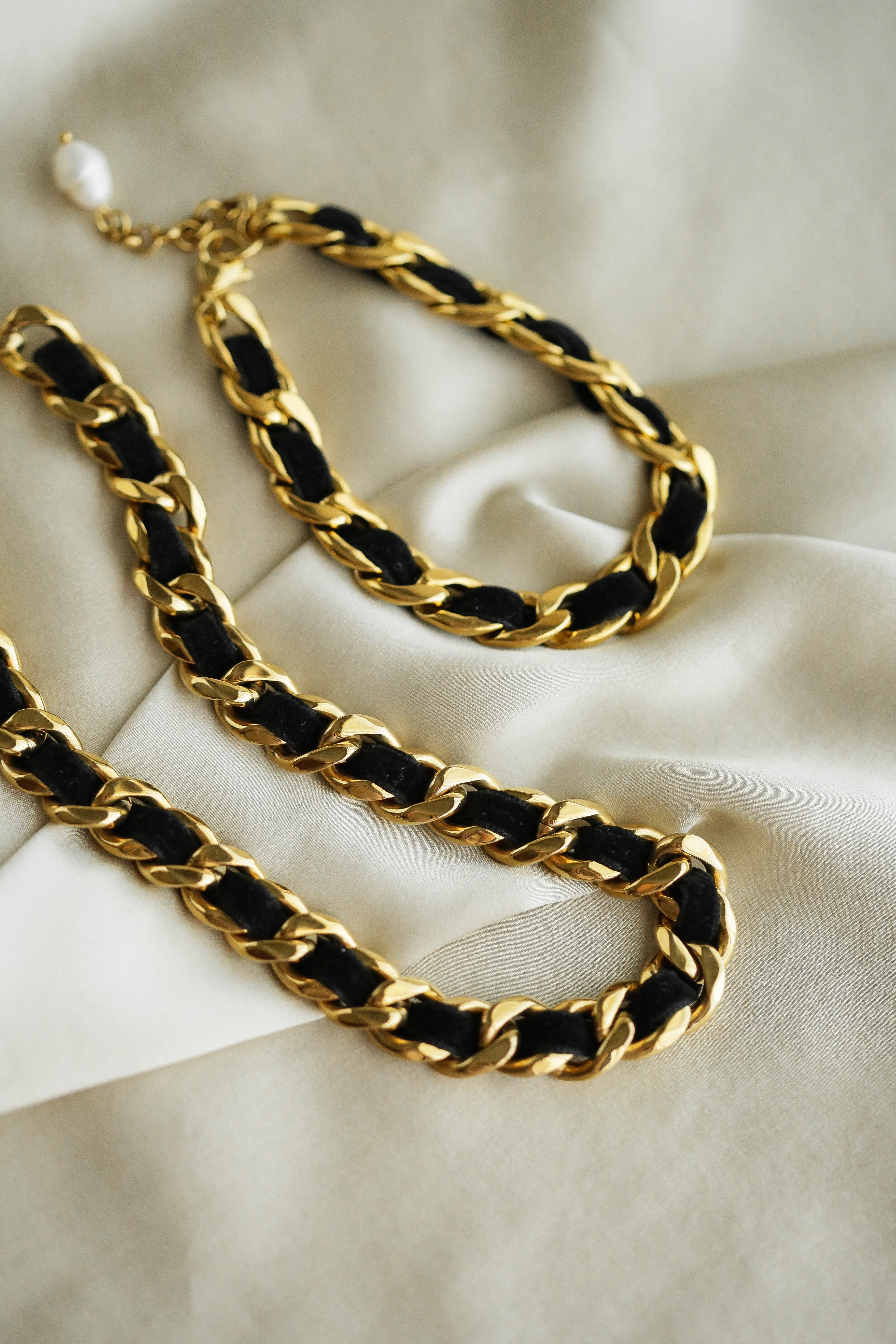 Carol Bracelet - Boutique Minimaliste has waterproof, durable, elegant and vintage inspired jewelry