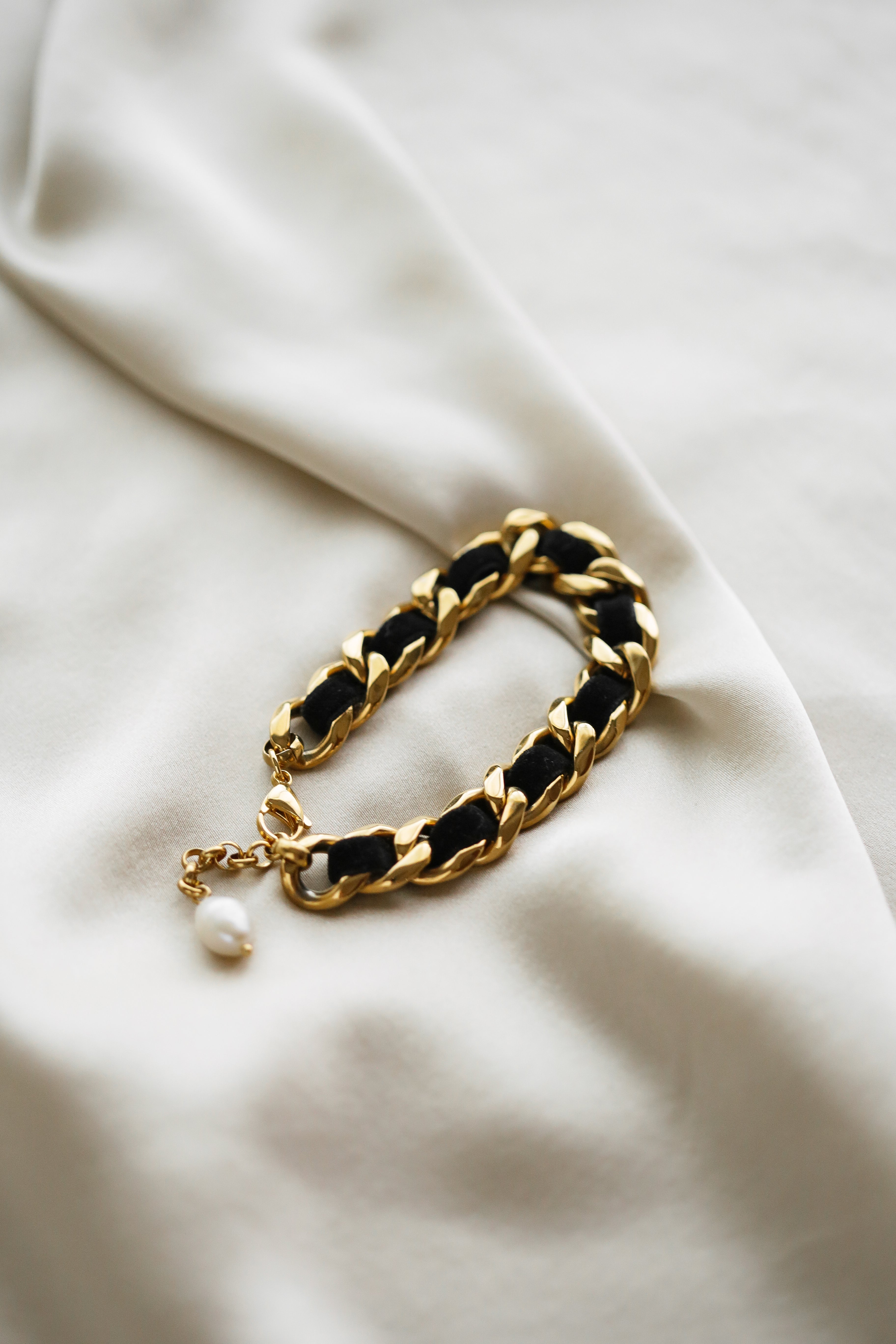 Carol Bracelet - Boutique Minimaliste has waterproof, durable, elegant and vintage inspired jewelry