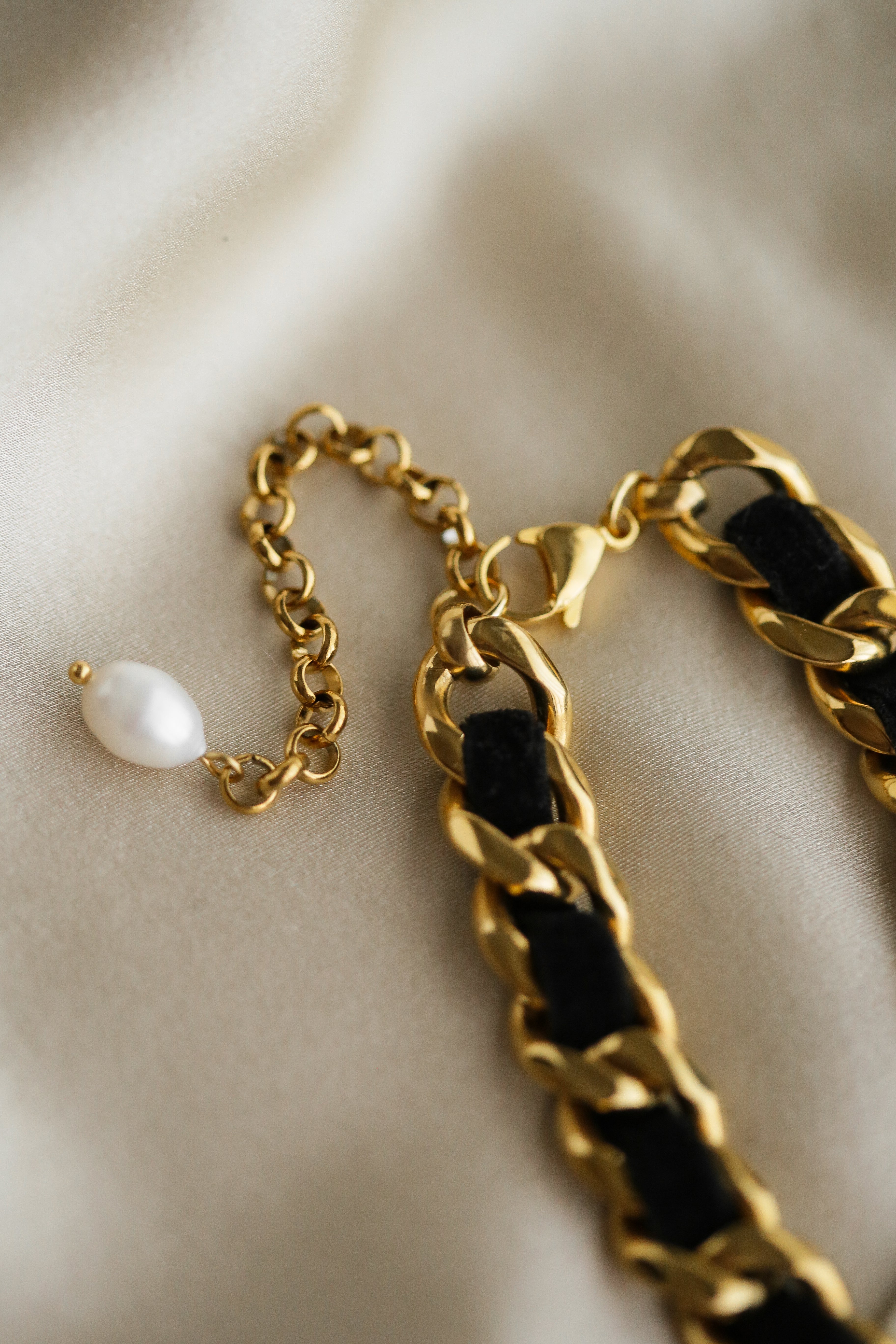 Carol Bracelet - Boutique Minimaliste has waterproof, durable, elegant and vintage inspired jewelry