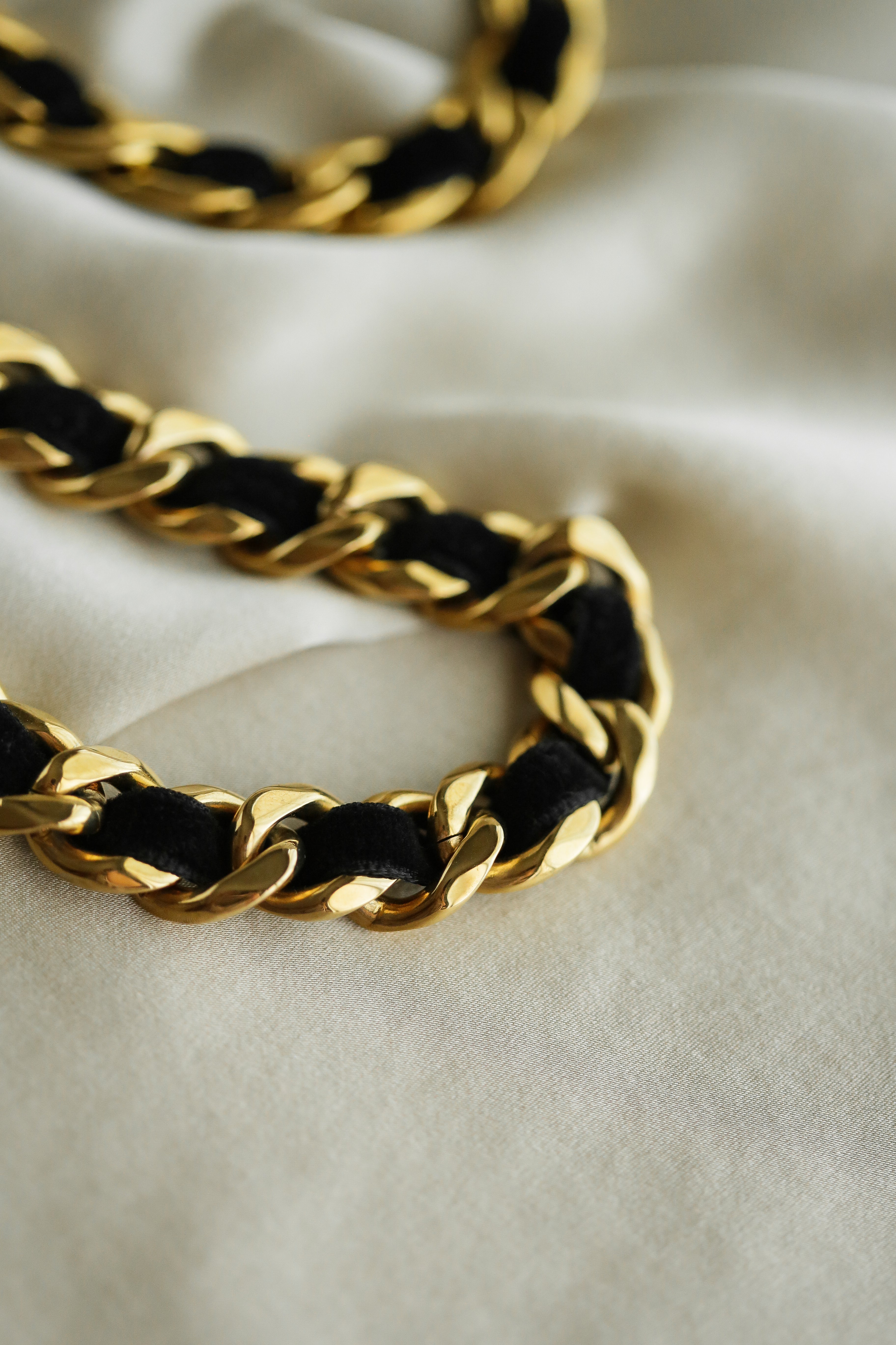 Carol Bracelet - Boutique Minimaliste has waterproof, durable, elegant and vintage inspired jewelry