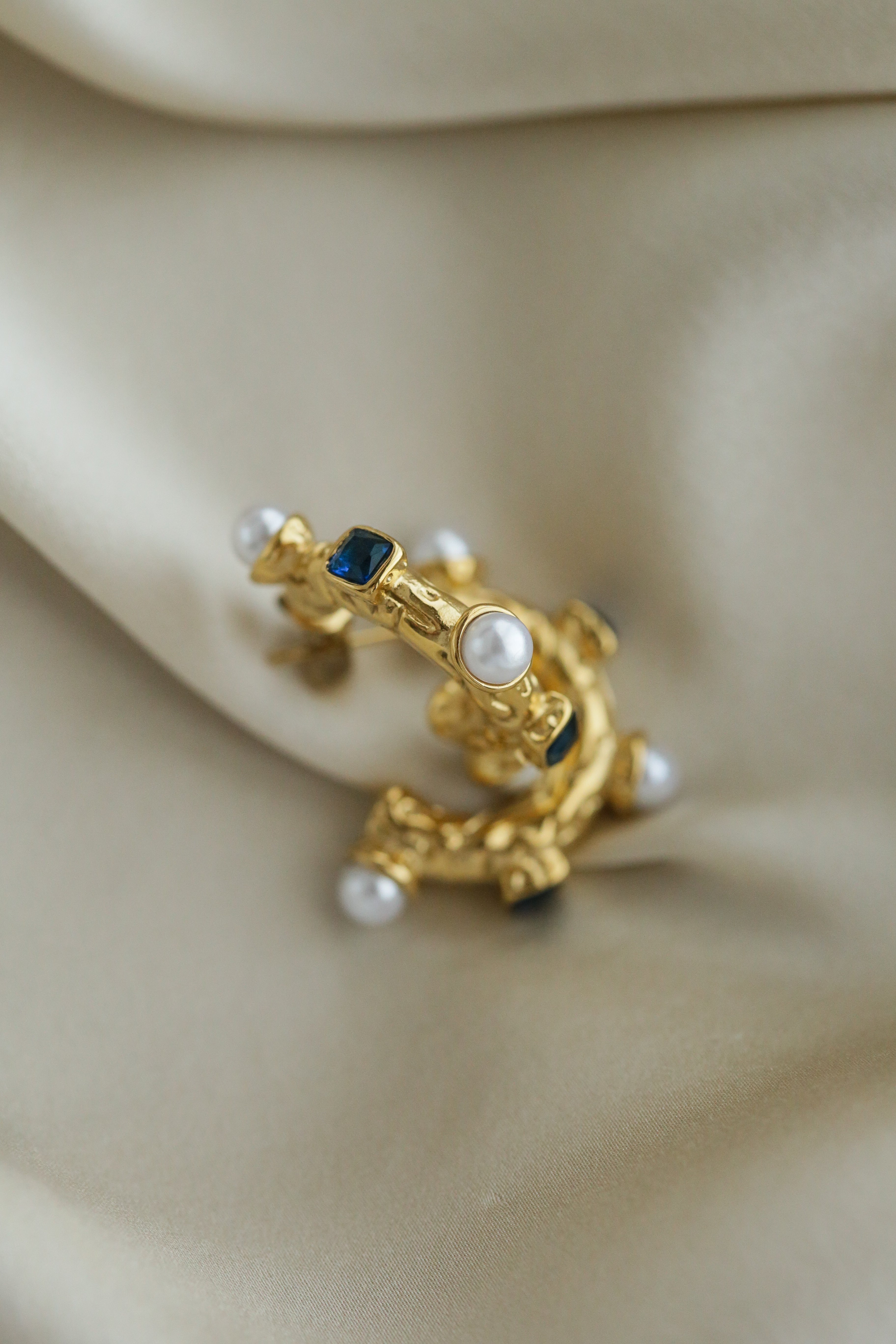 Chelsea Hoops - Boutique Minimaliste has waterproof, durable, elegant and vintage inspired jewelry