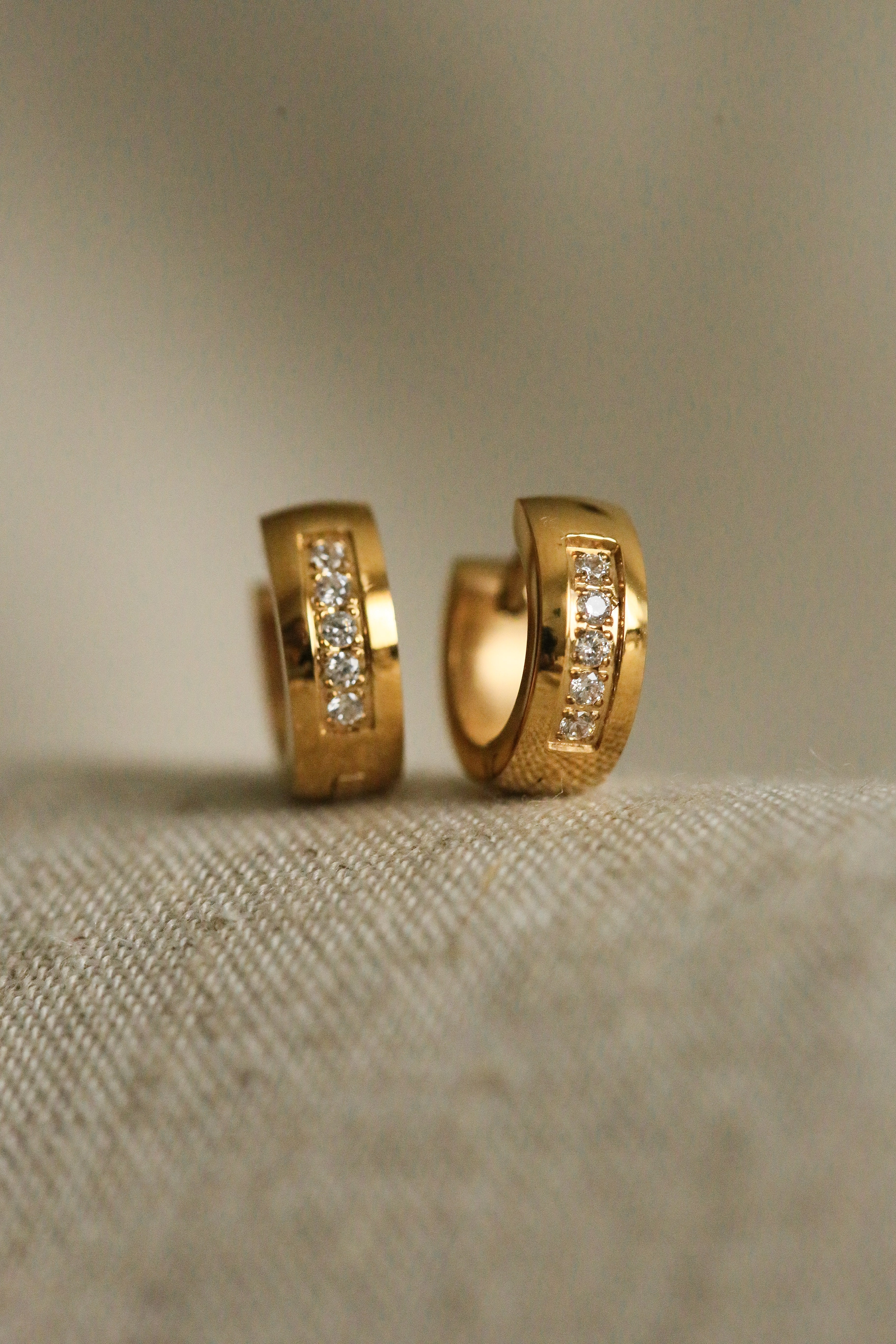 Daphné Huggies - has waterproof, durable, elegant and vintage inspired jewelry