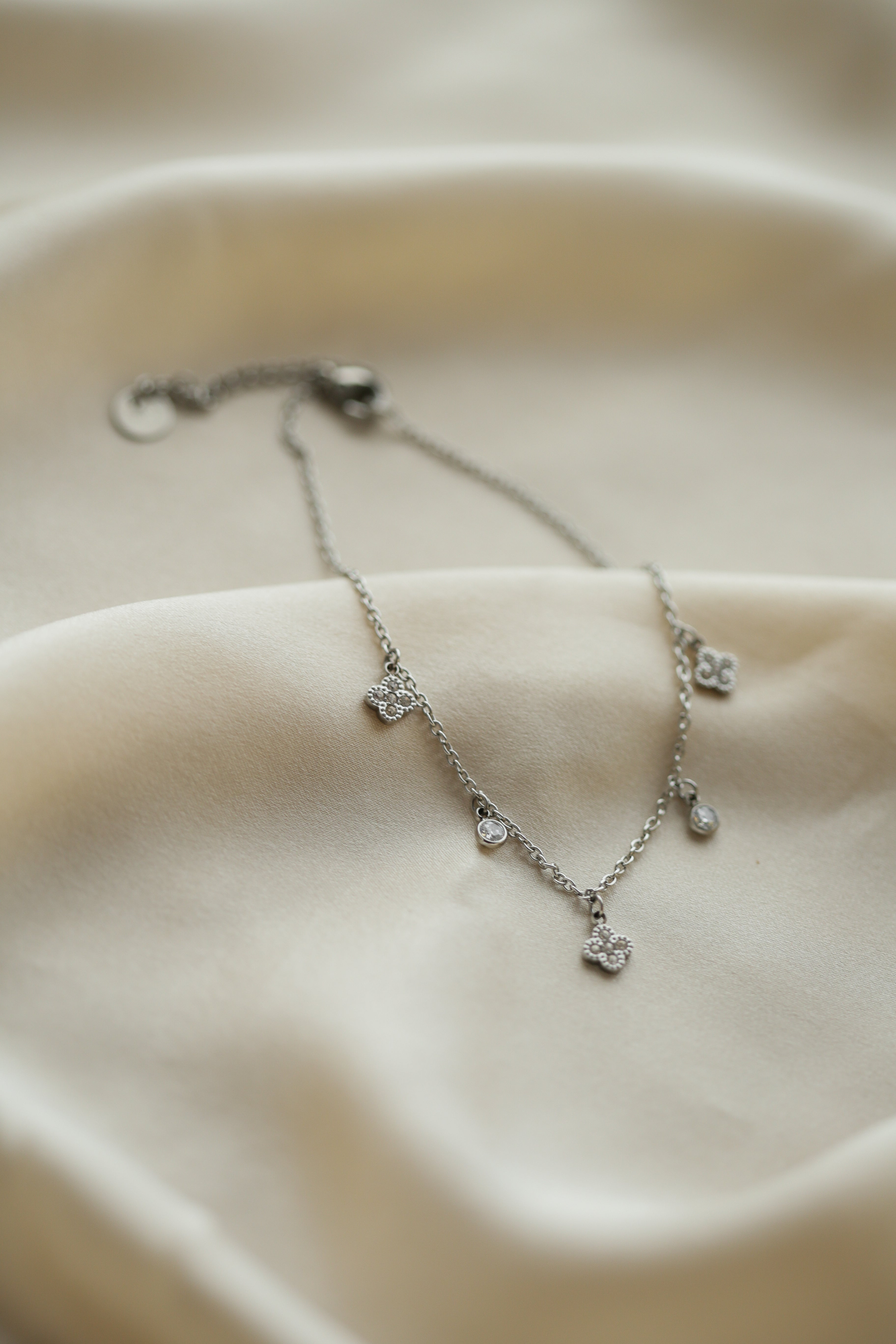 Delicate Clover Anklet - Boutique Minimaliste has waterproof, durable, elegant and vintage inspired jewelry
