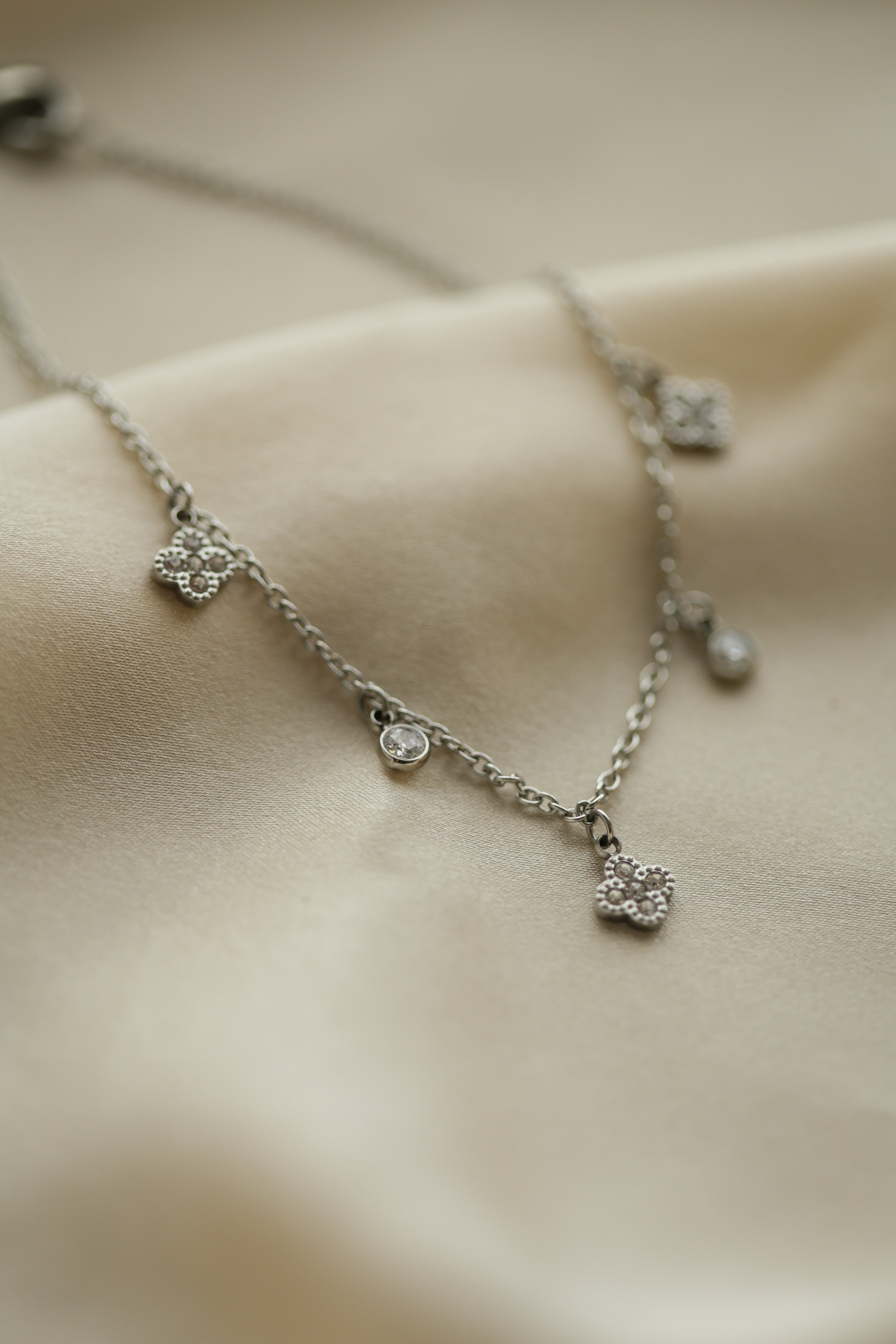 Delicate Clover Anklet - Boutique Minimaliste has waterproof, durable, elegant and vintage inspired jewelry