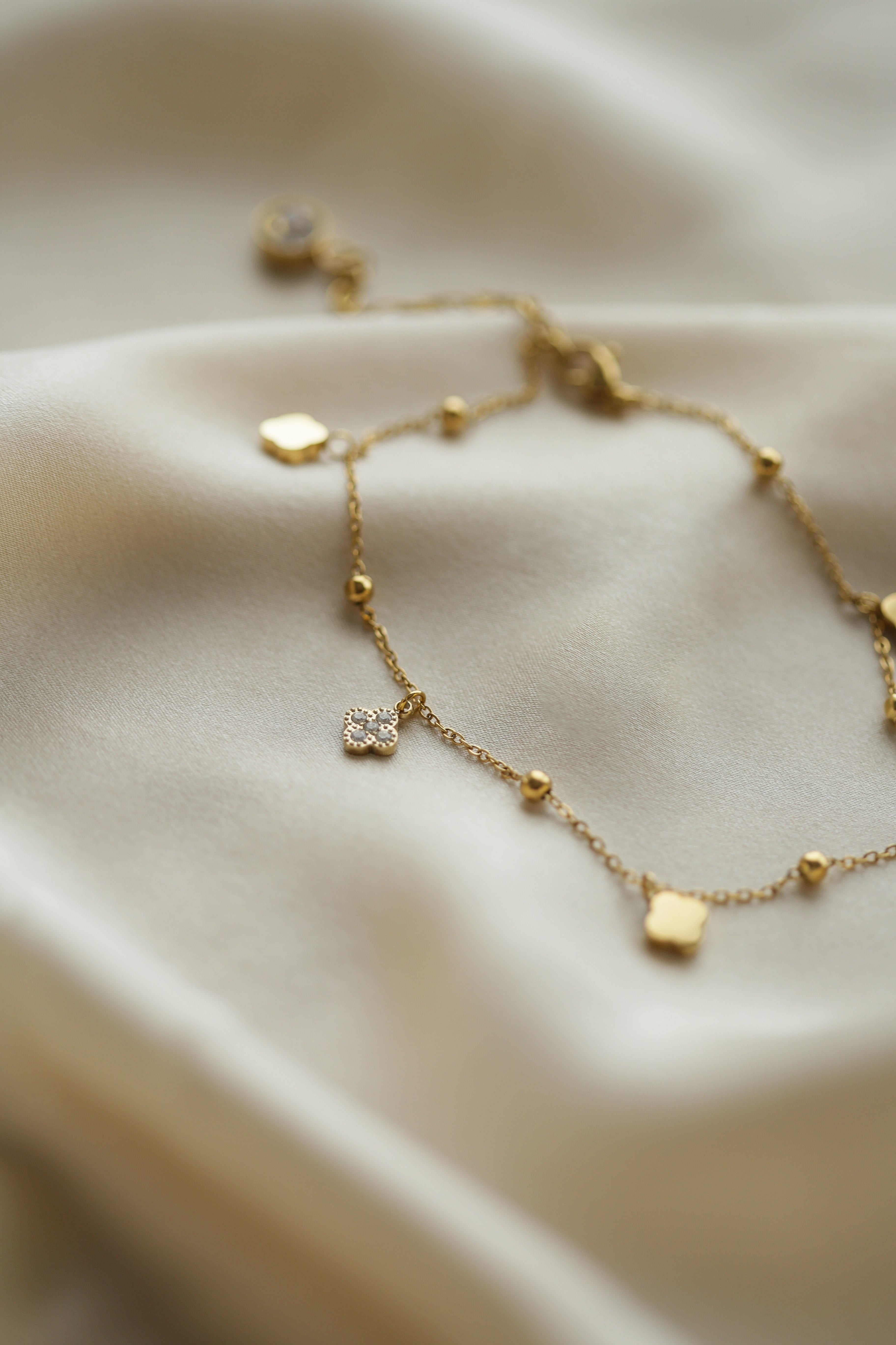 Delicate Clover Anklet - Boutique Minimaliste has waterproof, durable, elegant and vintage inspired jewelry