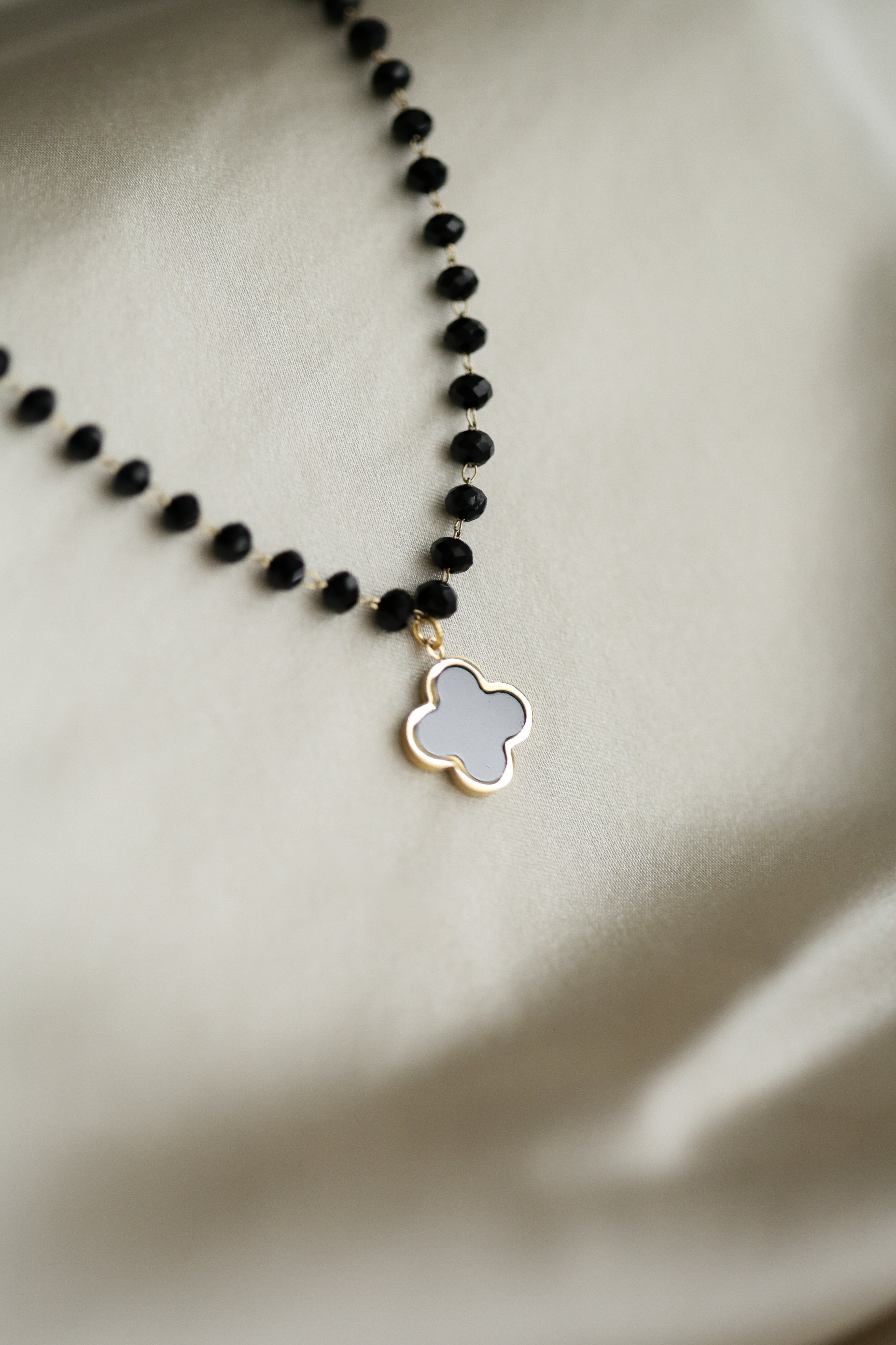 Rosary Chain Clover Necklace - Boutique Minimaliste has waterproof, durable, elegant and vintage inspired jewelry