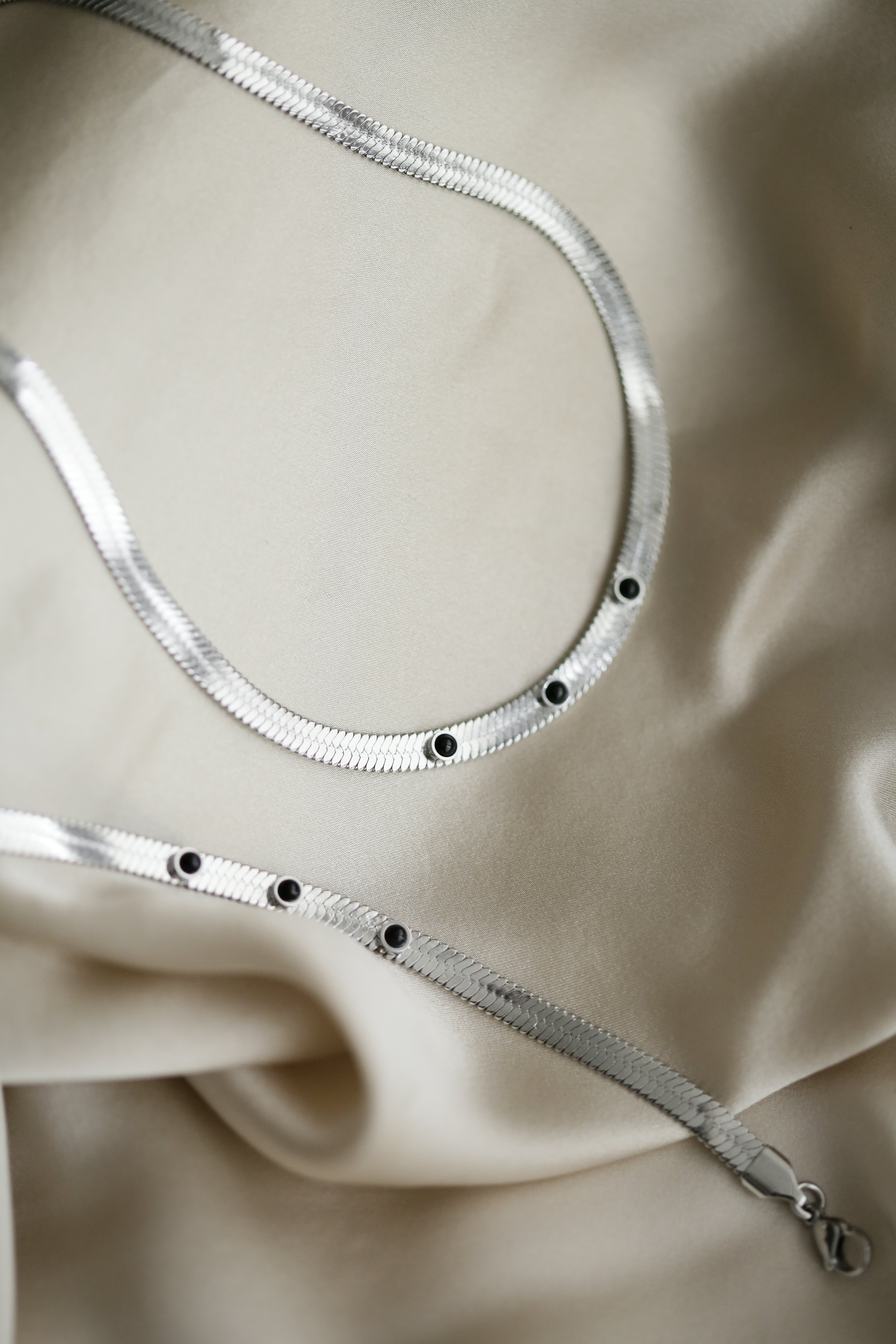 Snake Chain and Onyx Necklace - Boutique Minimaliste has waterproof, durable, elegant and vintage inspired jewelry