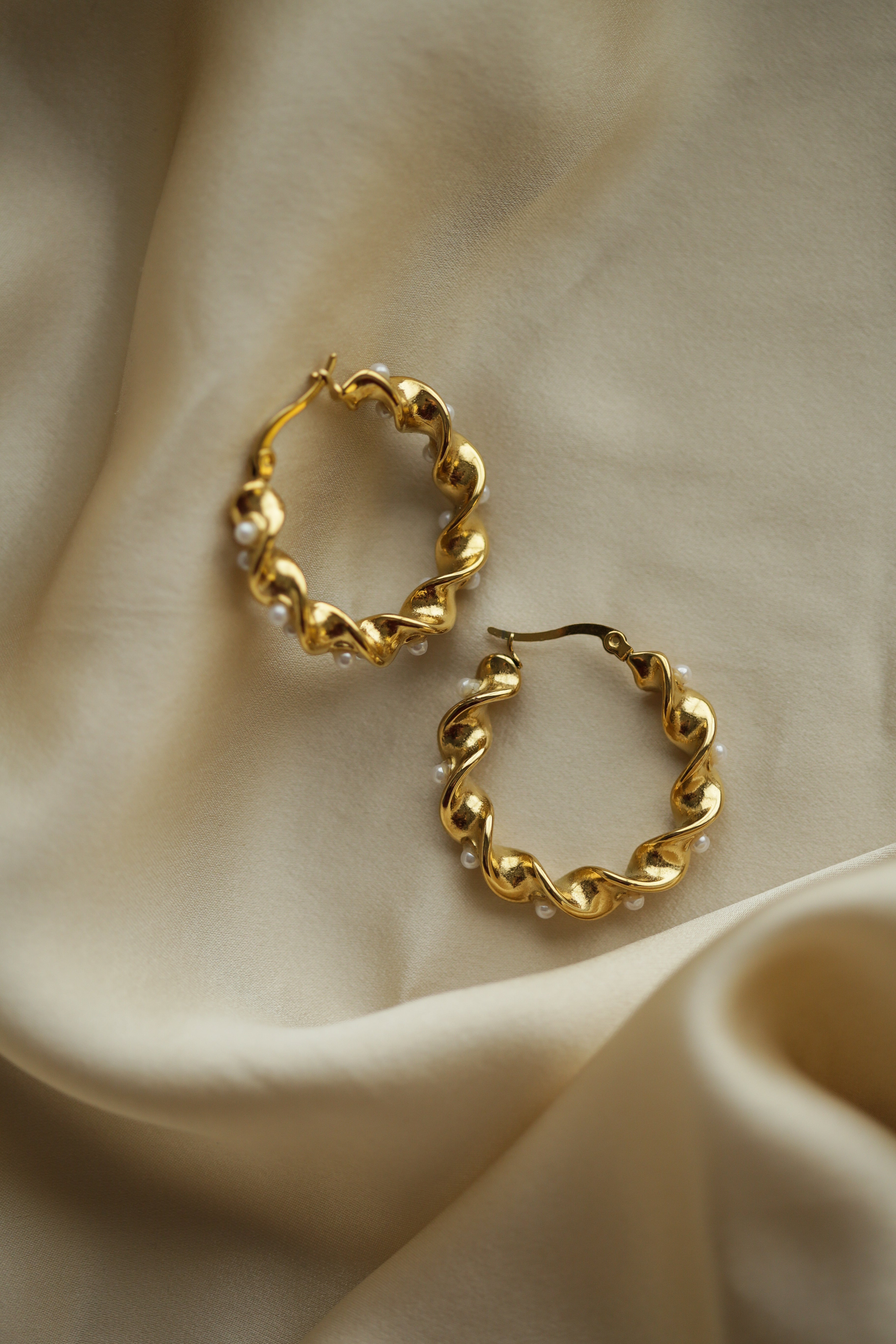 Wave Pearls Hoops - Boutique Minimaliste has waterproof, durable, elegant and vintage inspired jewelry