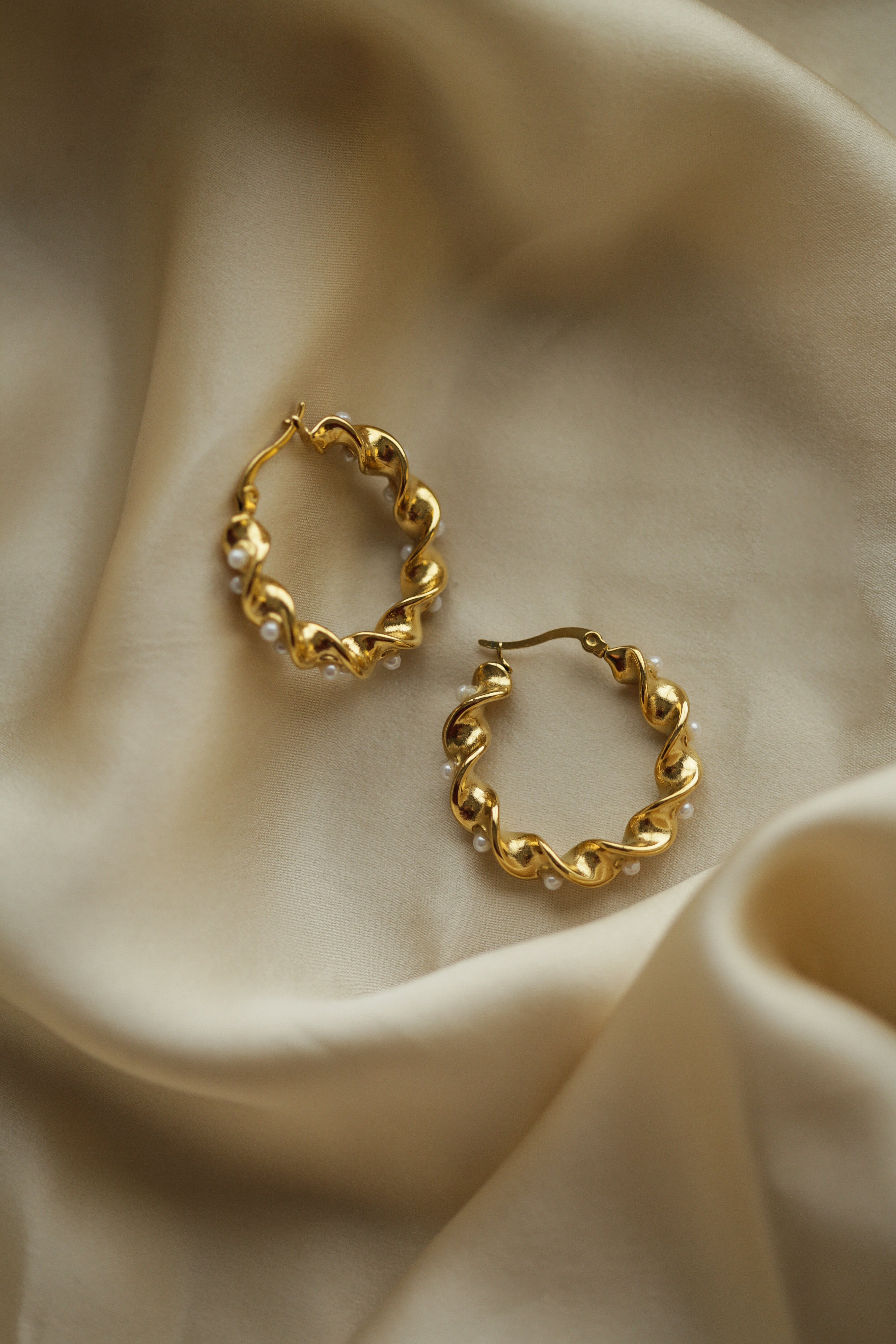 Wave Pearls Hoops - Boutique Minimaliste has waterproof, durable, elegant and vintage inspired jewelry