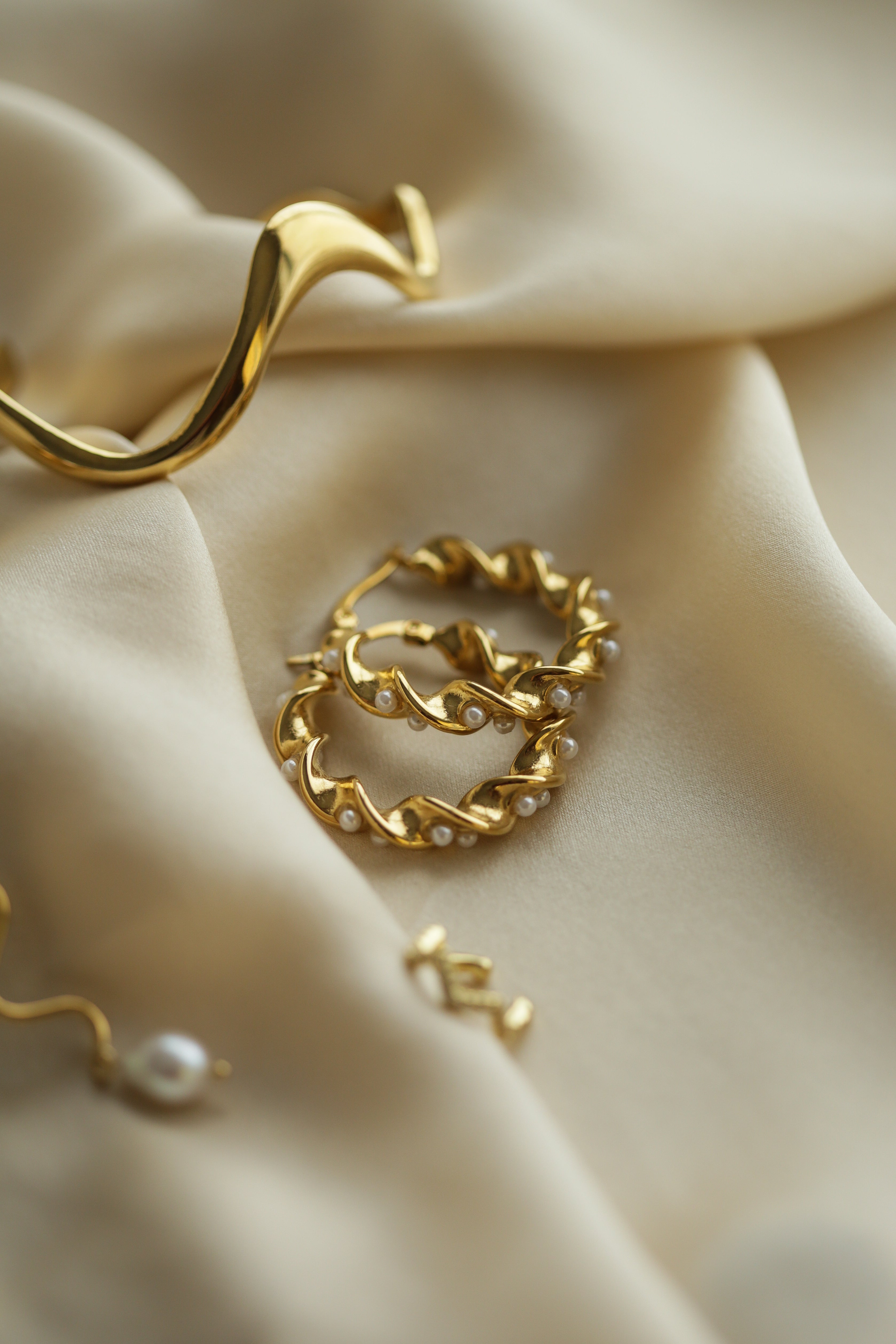 Wave Pearls Hoops - Boutique Minimaliste has waterproof, durable, elegant and vintage inspired jewelry