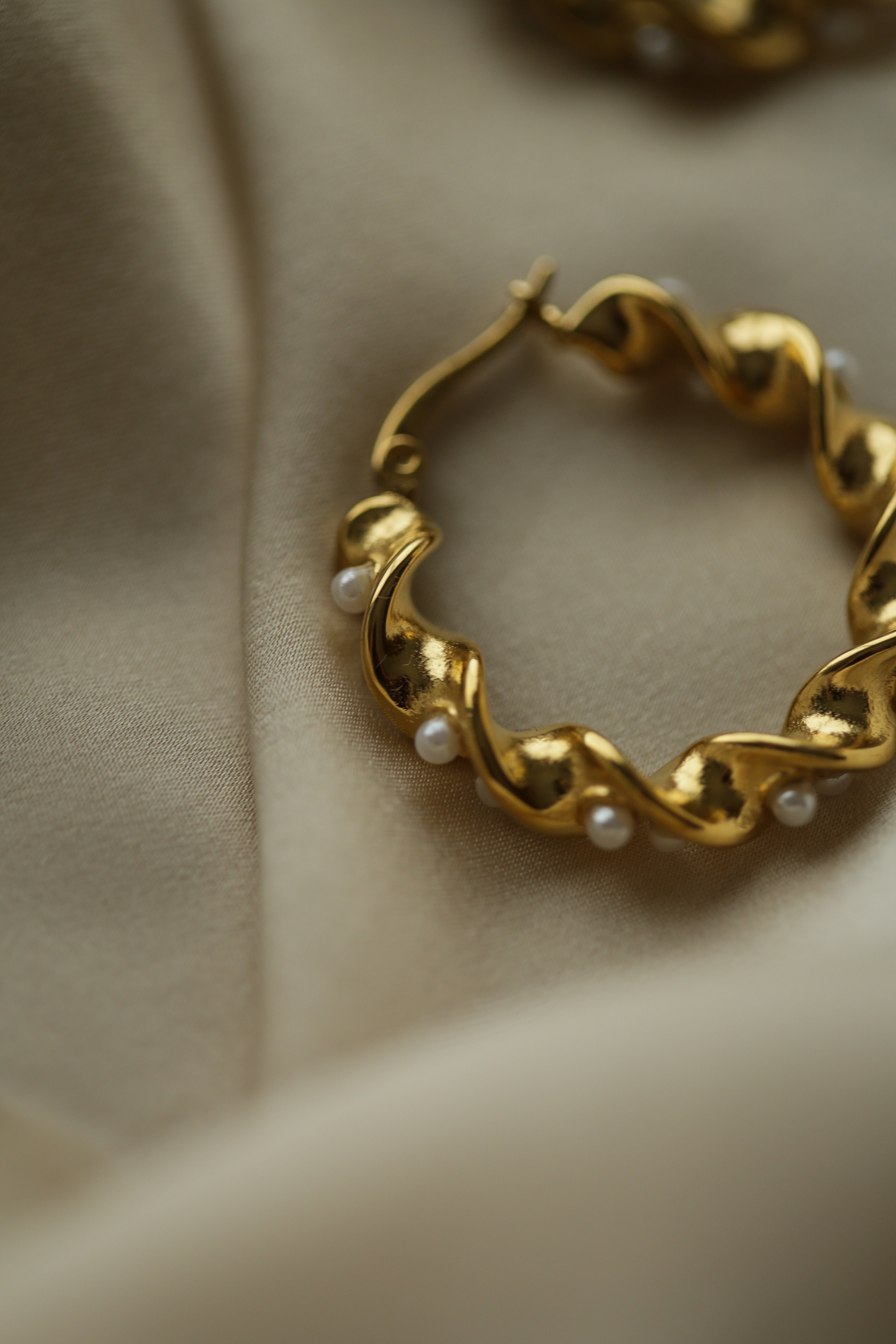 Wave Pearls Hoops - Boutique Minimaliste has waterproof, durable, elegant and vintage inspired jewelry