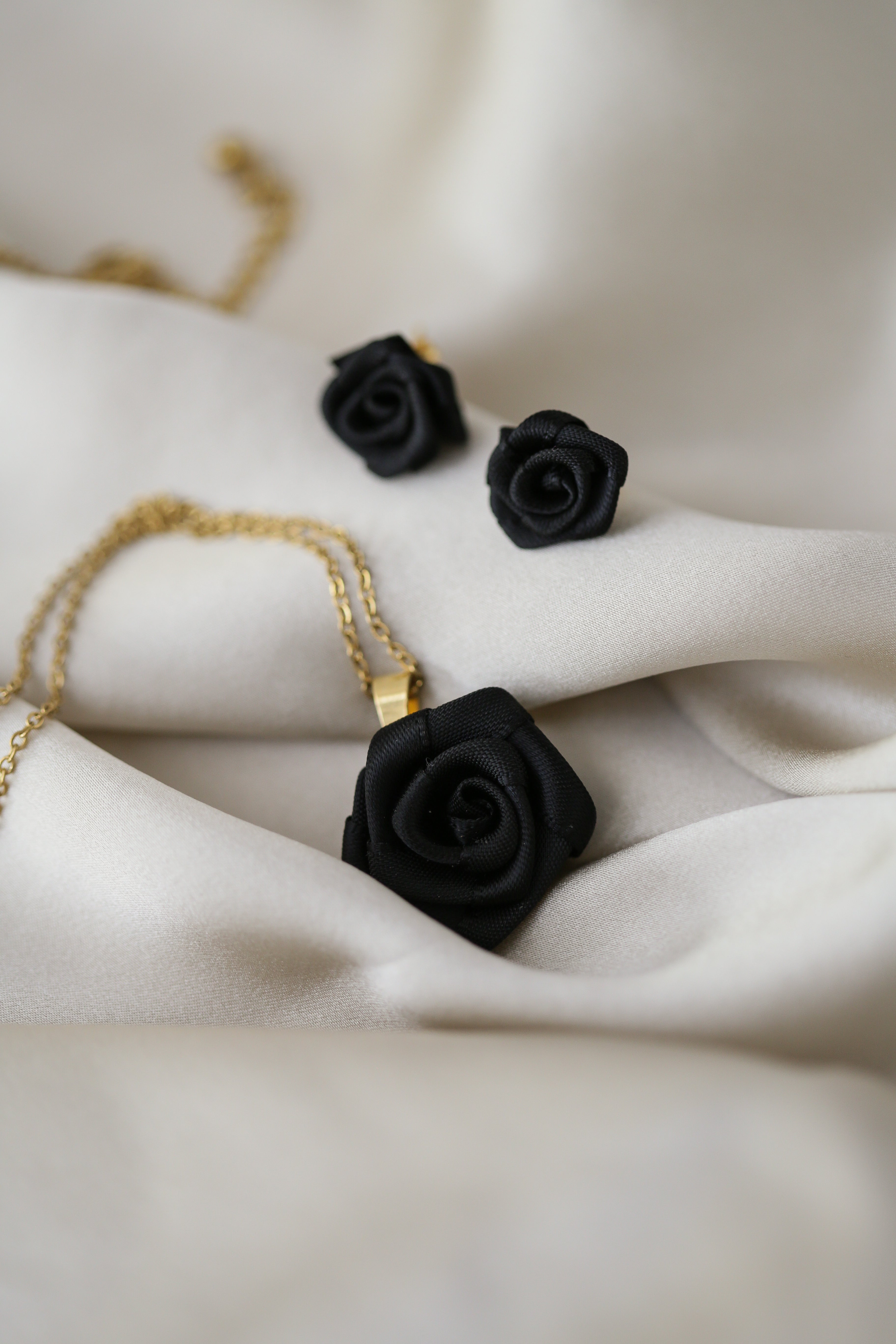 Xenopatra Rose Necklace - Boutique Minimaliste has waterproof, durable, elegant and vintage inspired jewelry