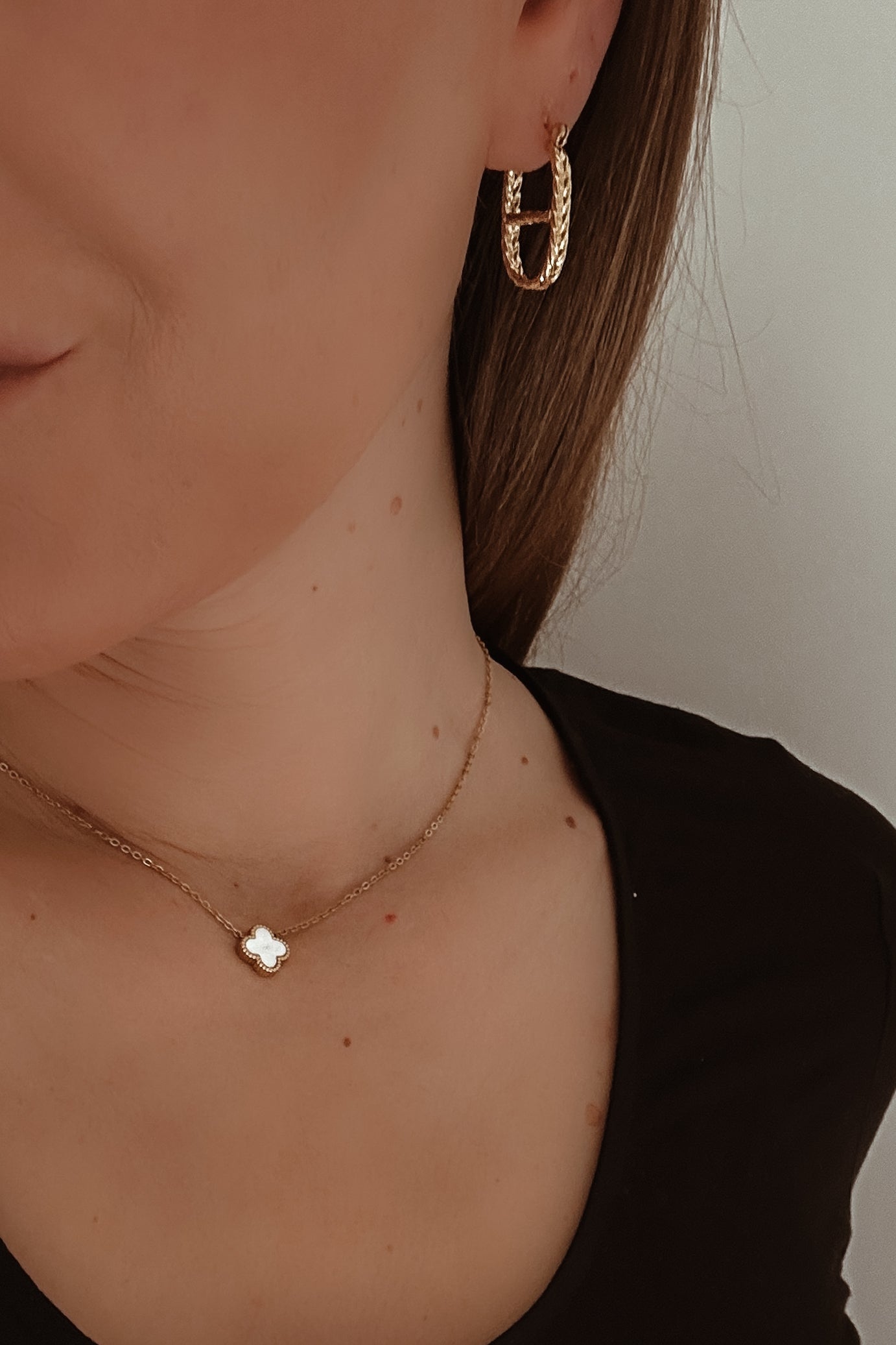 Yael Hoops - Boutique Minimaliste has waterproof, durable, elegant and vintage inspired jewelry