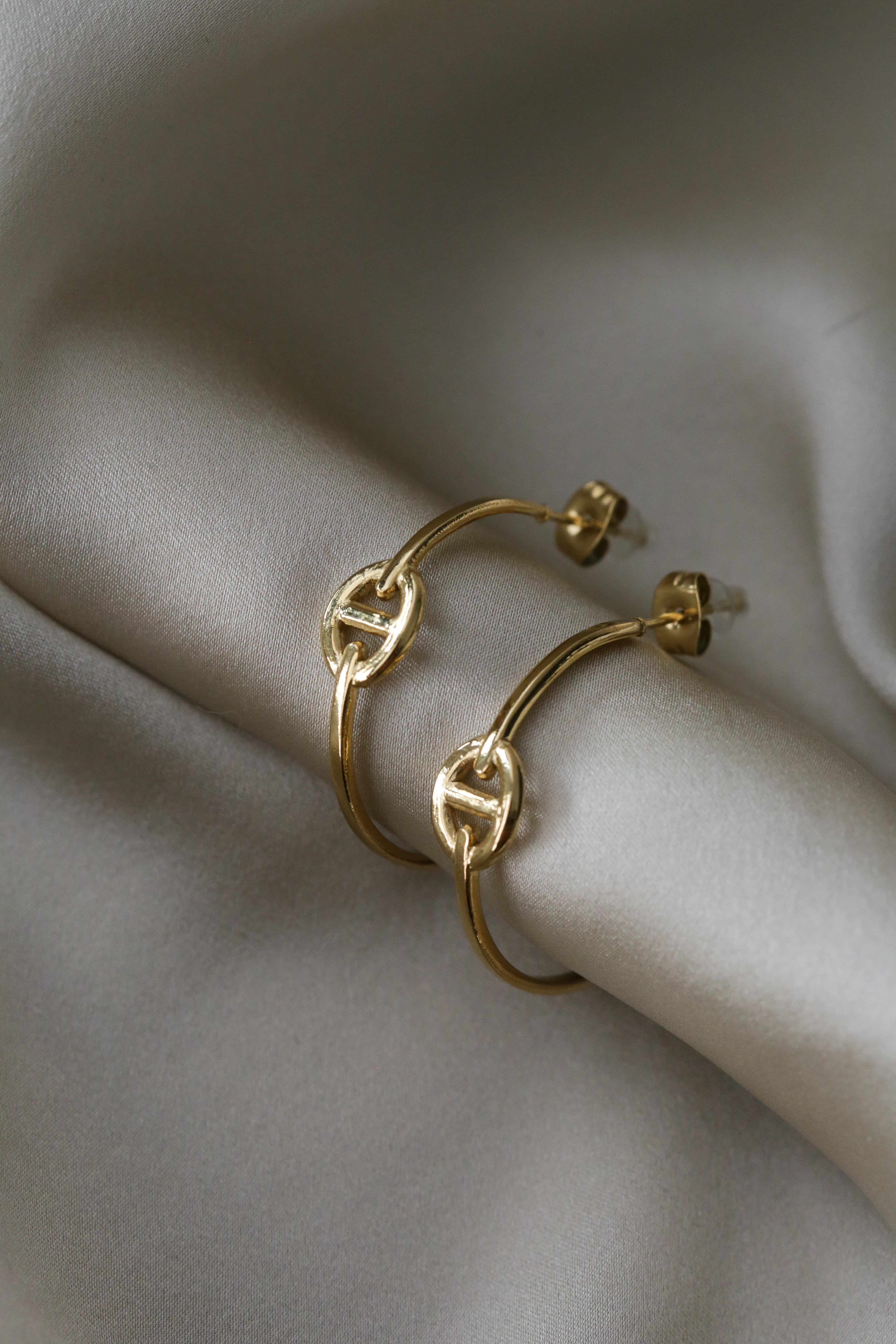 Yves Hoops - Boutique Minimaliste has waterproof, durable, elegant and vintage inspired jewelry