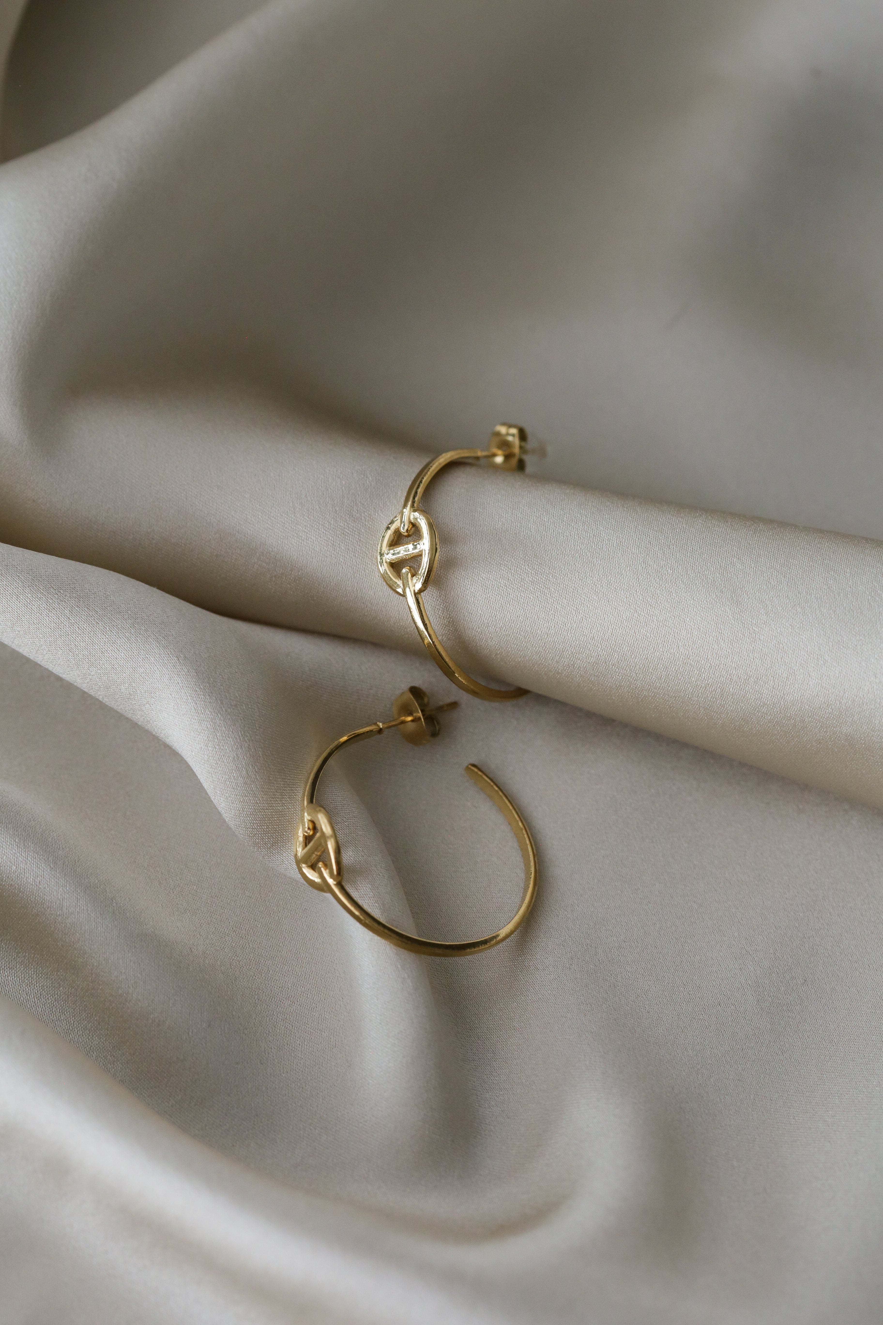 Yves Hoops - Boutique Minimaliste has waterproof, durable, elegant and vintage inspired jewelry