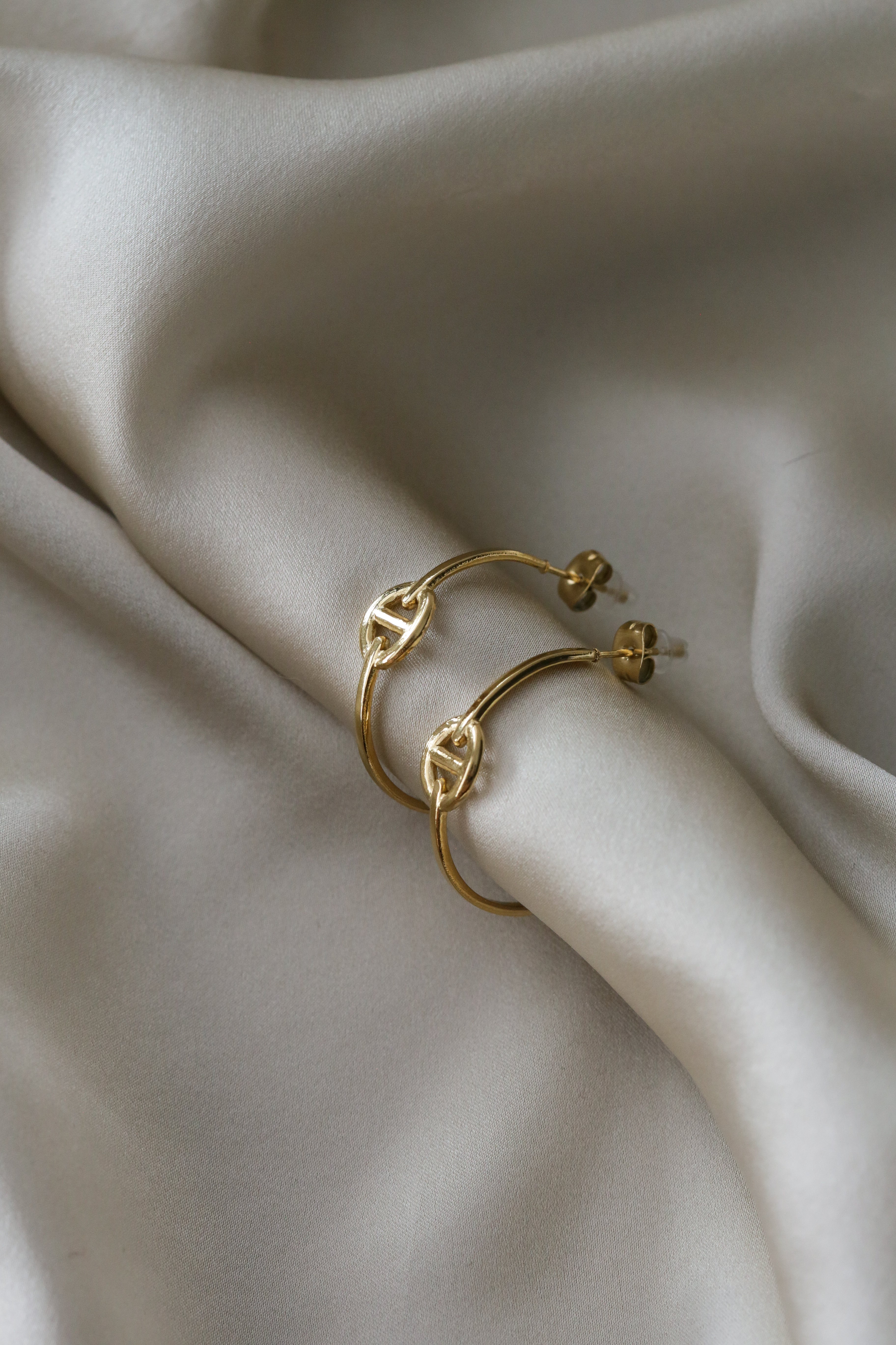 Yves Hoops - Boutique Minimaliste has waterproof, durable, elegant and vintage inspired jewelry
