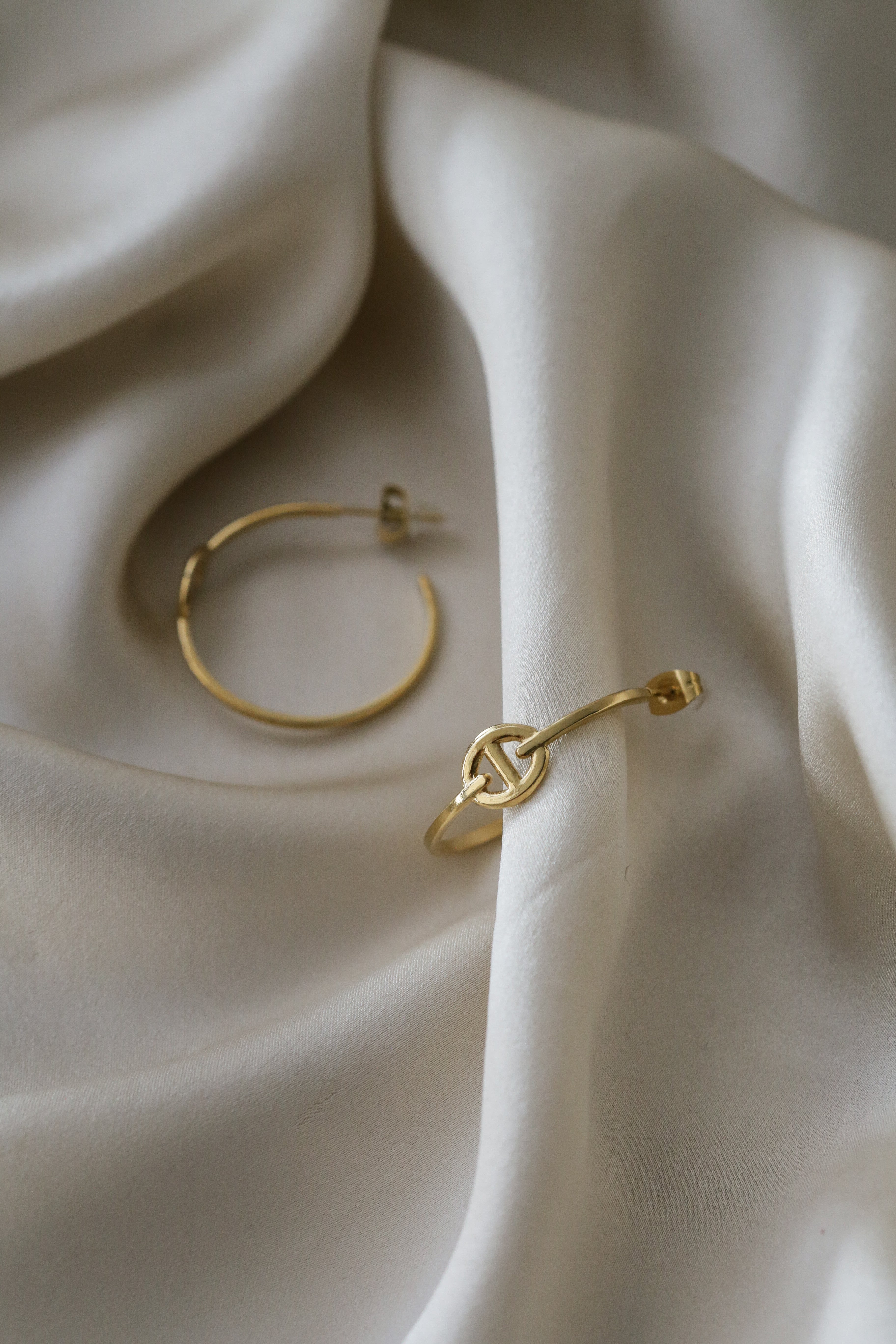 Yves Hoops - Boutique Minimaliste has waterproof, durable, elegant and vintage inspired jewelry