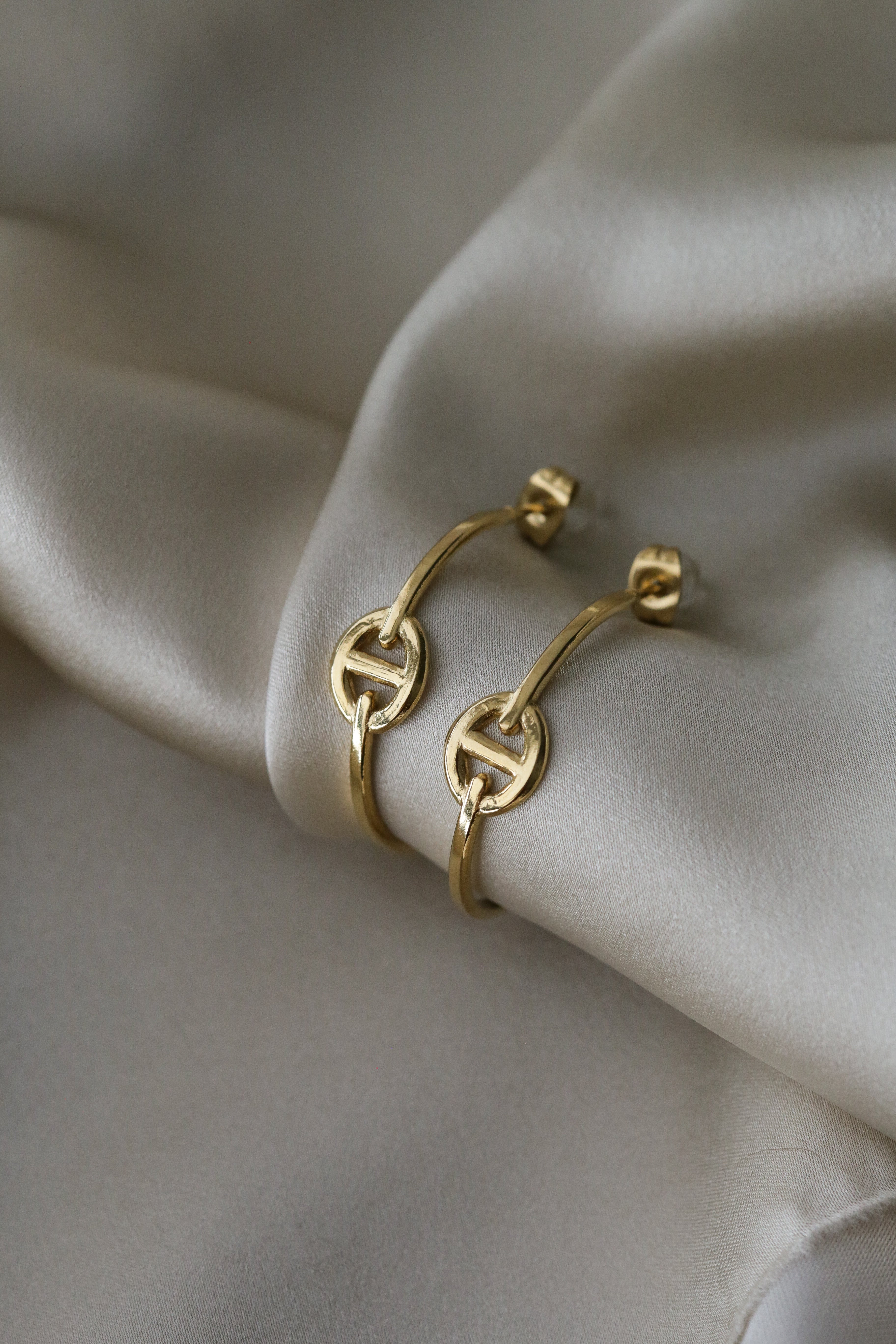 Yves Hoops - Boutique Minimaliste has waterproof, durable, elegant and vintage inspired jewelry