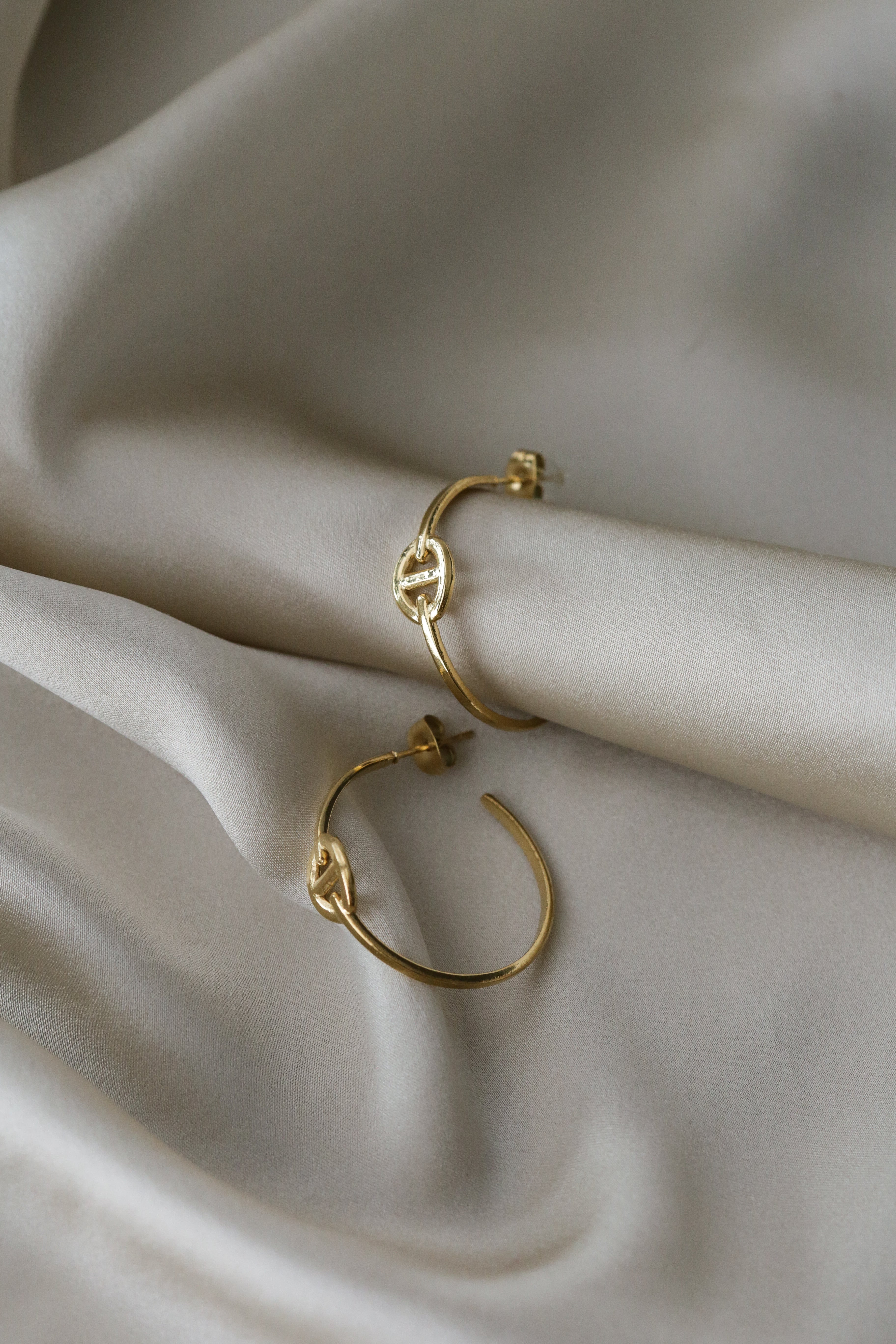 Yves Hoops - Boutique Minimaliste has waterproof, durable, elegant and vintage inspired jewelry