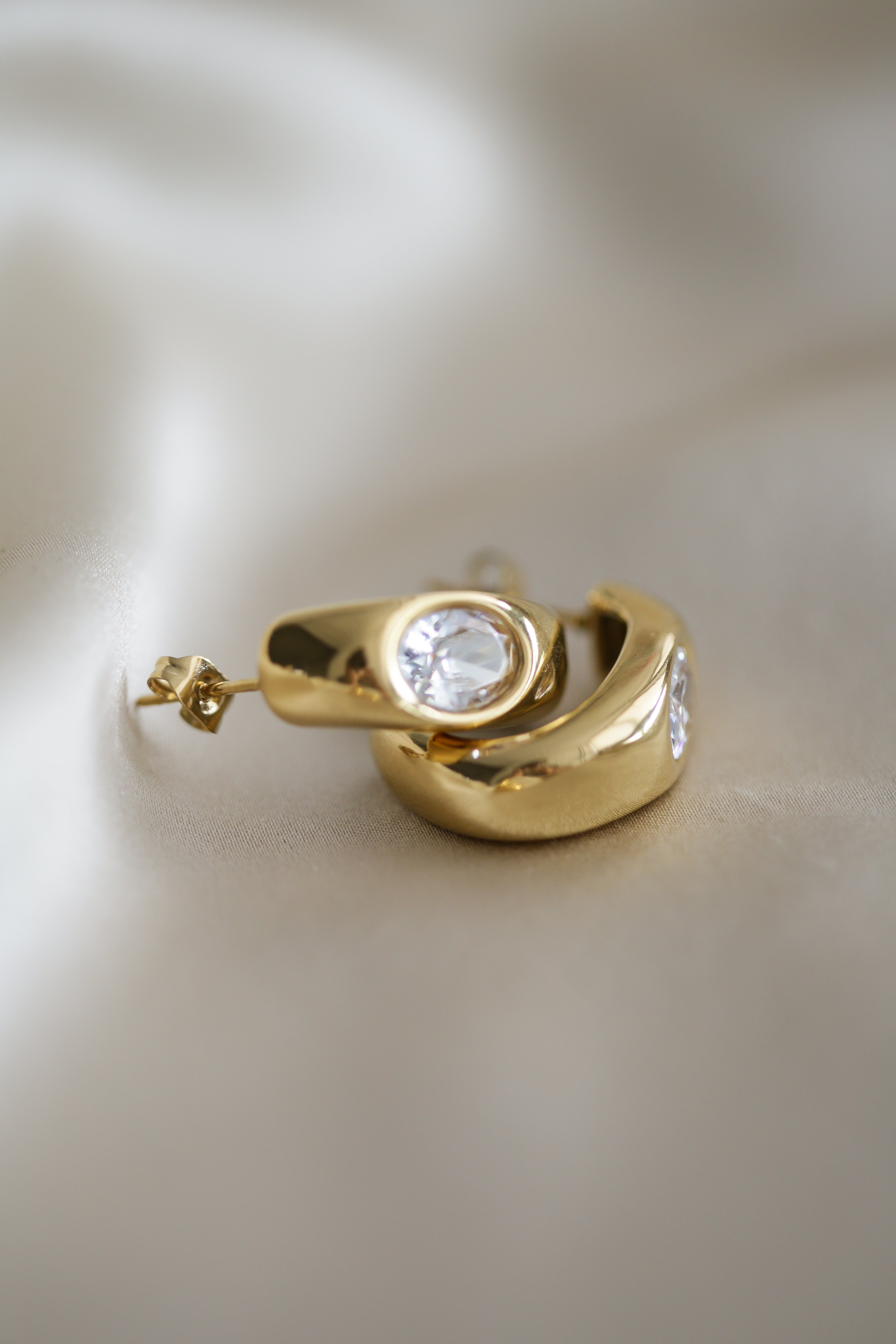 Zeno Hoops - Boutique Minimaliste has waterproof, durable, elegant and vintage inspired jewelry