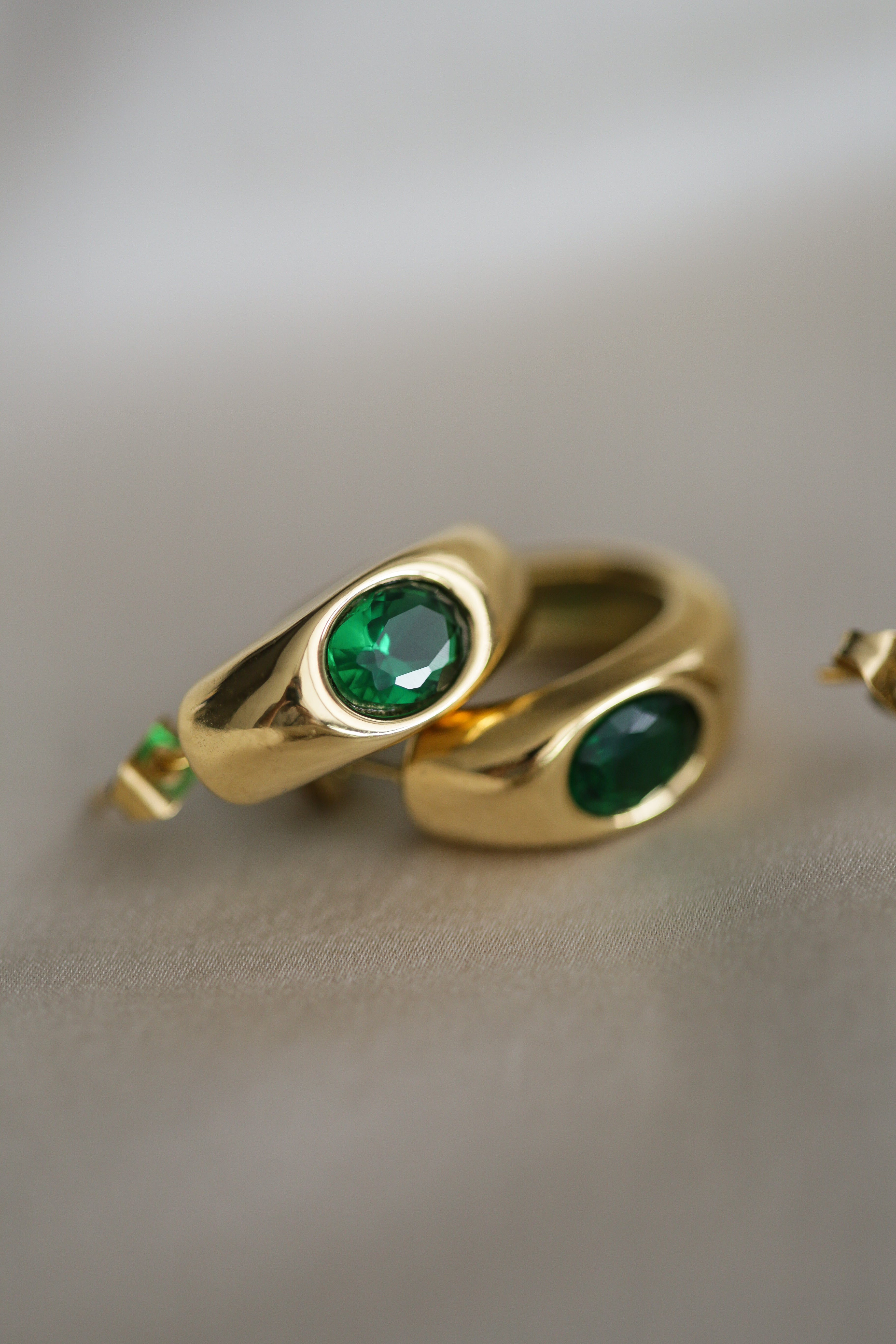 Zoe Hoops - Boutique Minimaliste has waterproof, durable, elegant and vintage inspired jewelry
