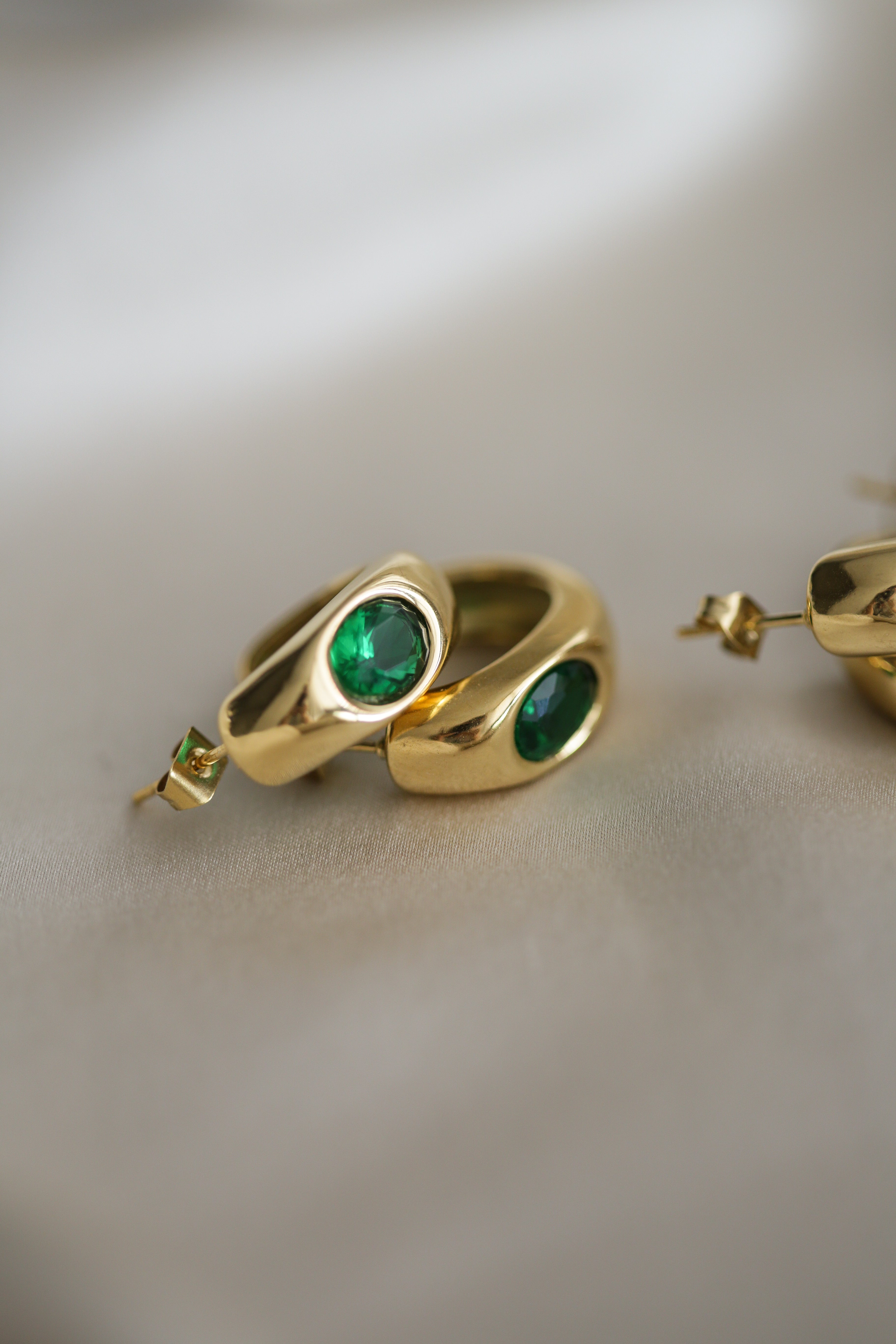 Zoe Hoops - Boutique Minimaliste has waterproof, durable, elegant and vintage inspired jewelry