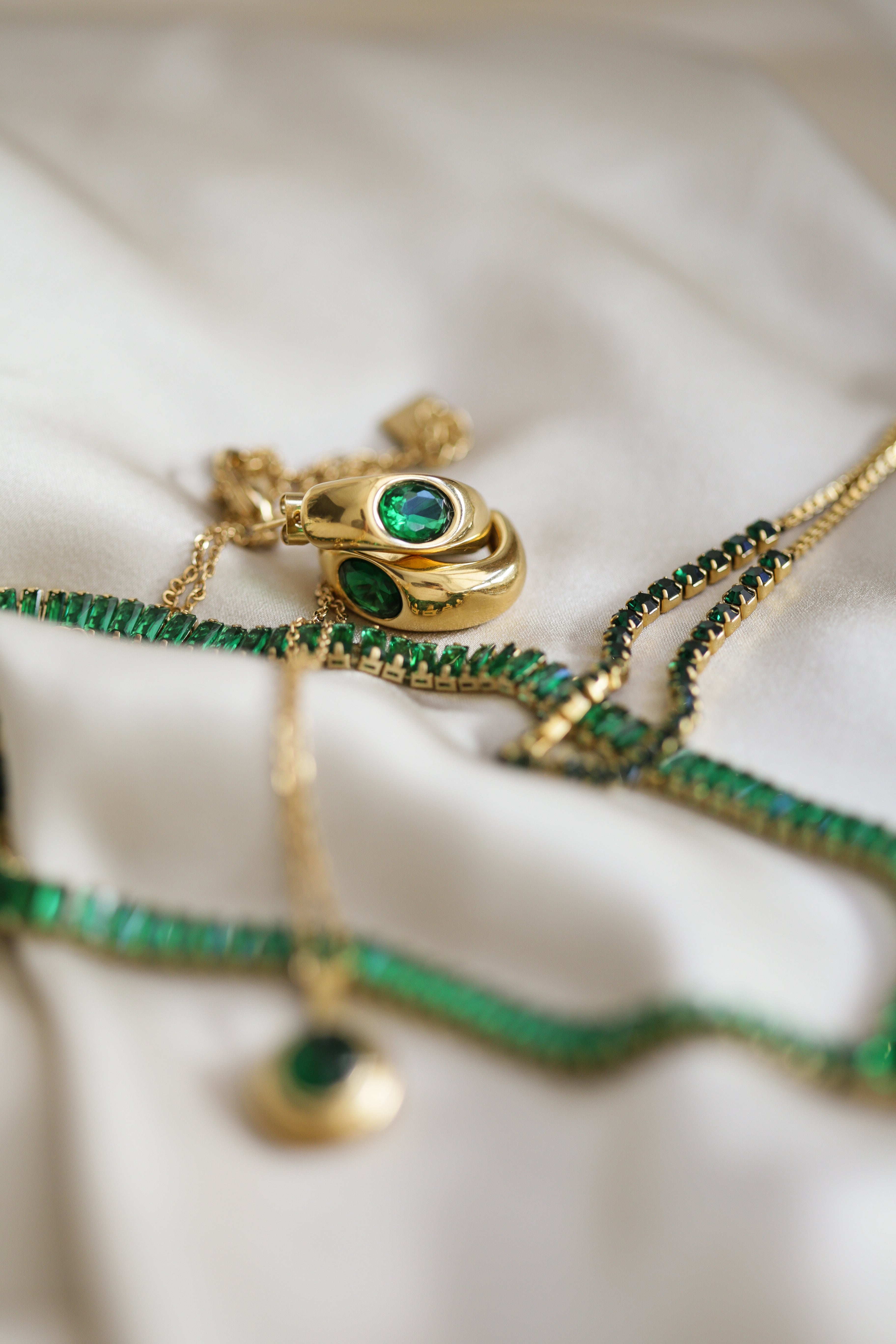 Zoe Hoops - Boutique Minimaliste has waterproof, durable, elegant and vintage inspired jewelry