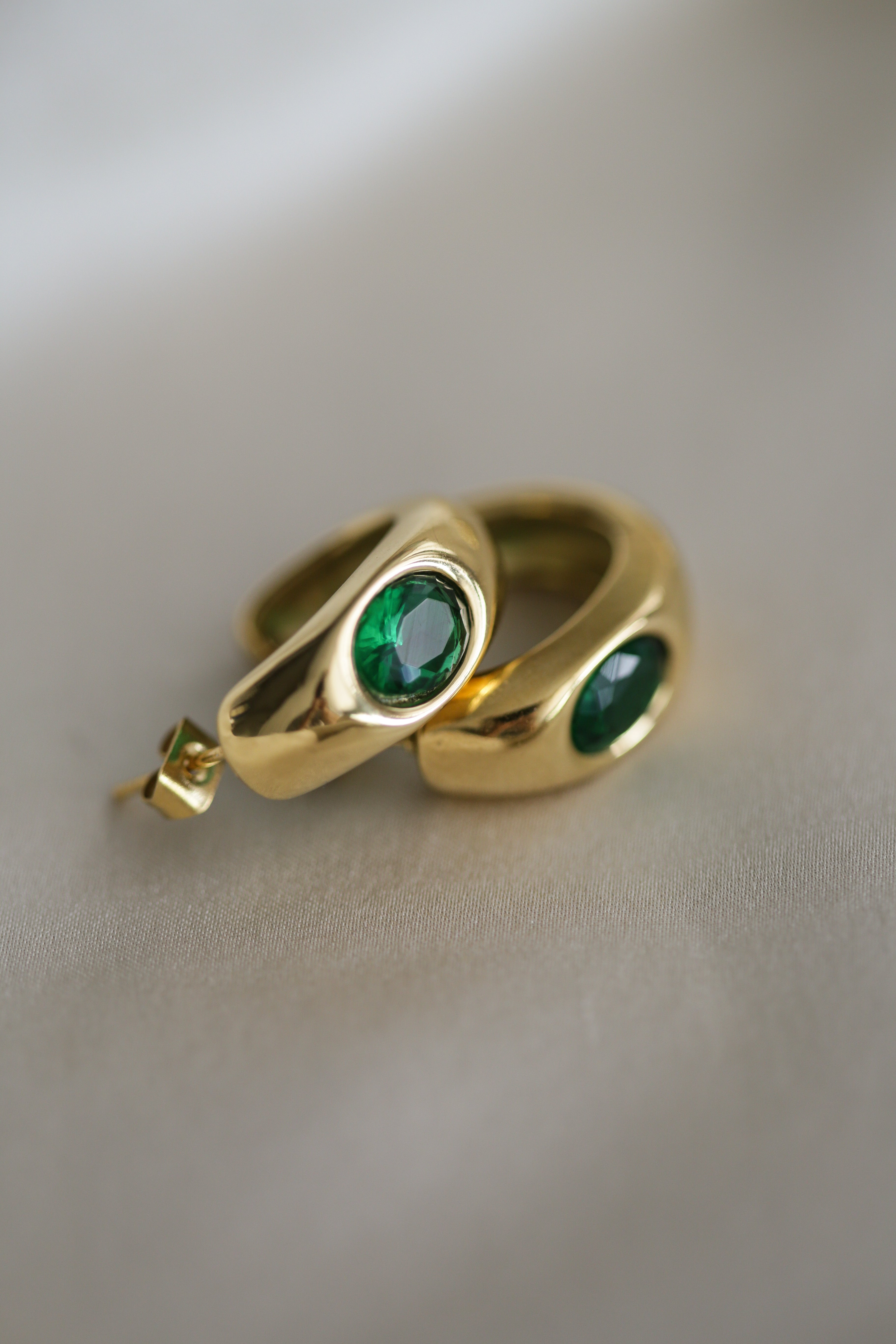 Zoe Hoops - Boutique Minimaliste has waterproof, durable, elegant and vintage inspired jewelry
