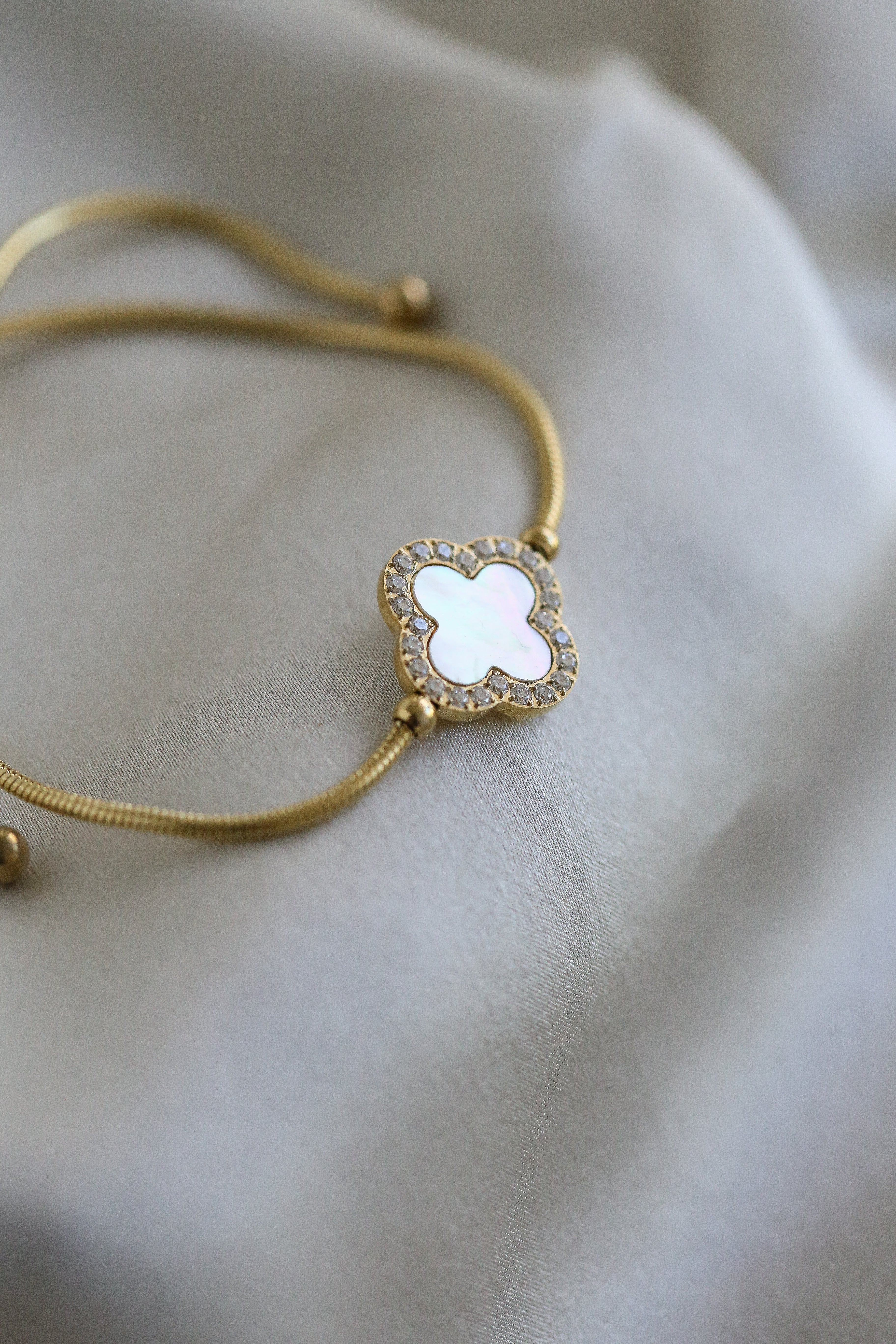 Mila Bracelet - Boutique Minimaliste has waterproof, durable, elegant and vintage inspired jewelry