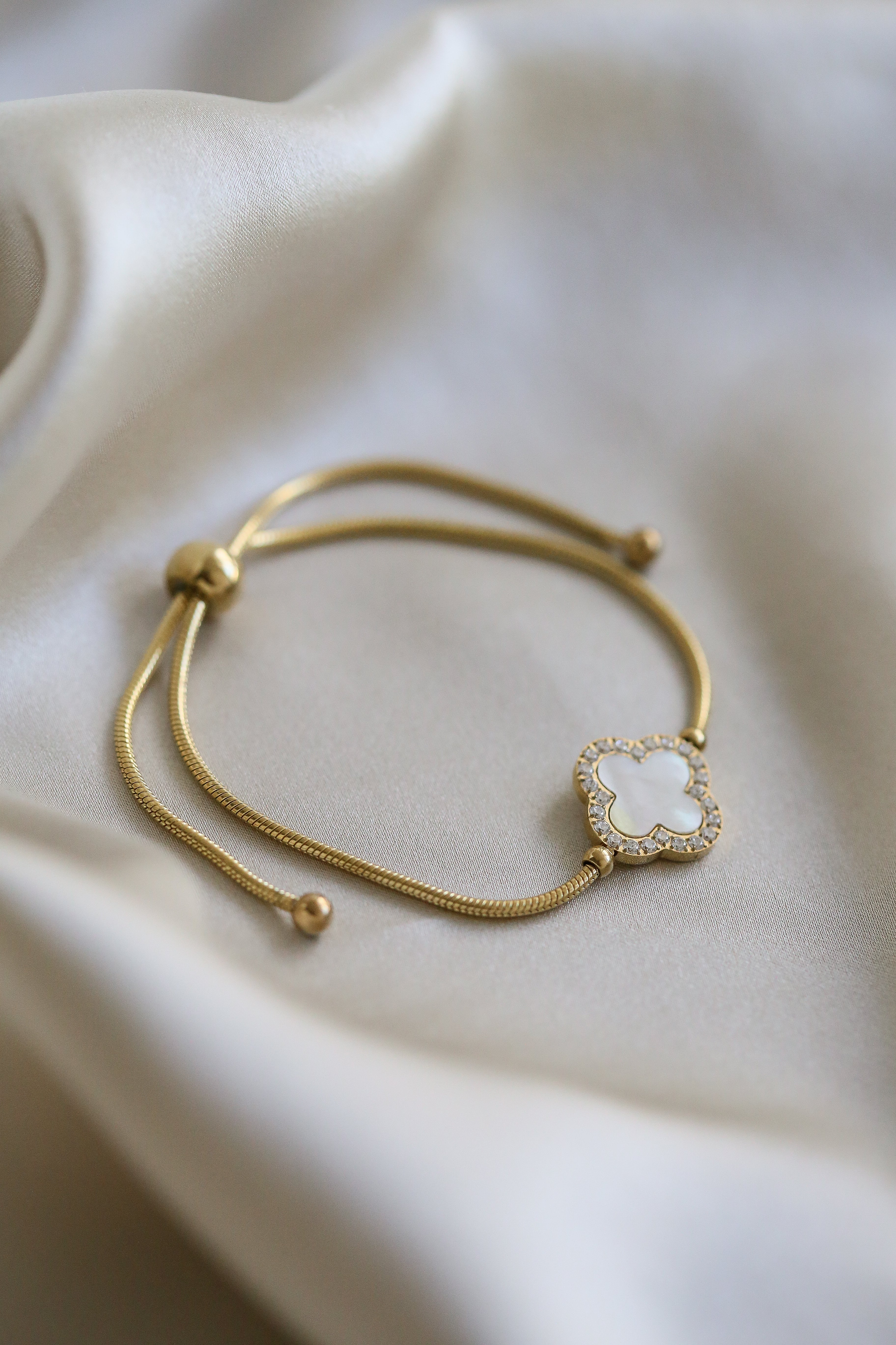 Mila Bracelet - Boutique Minimaliste has waterproof, durable, elegant and vintage inspired jewelry