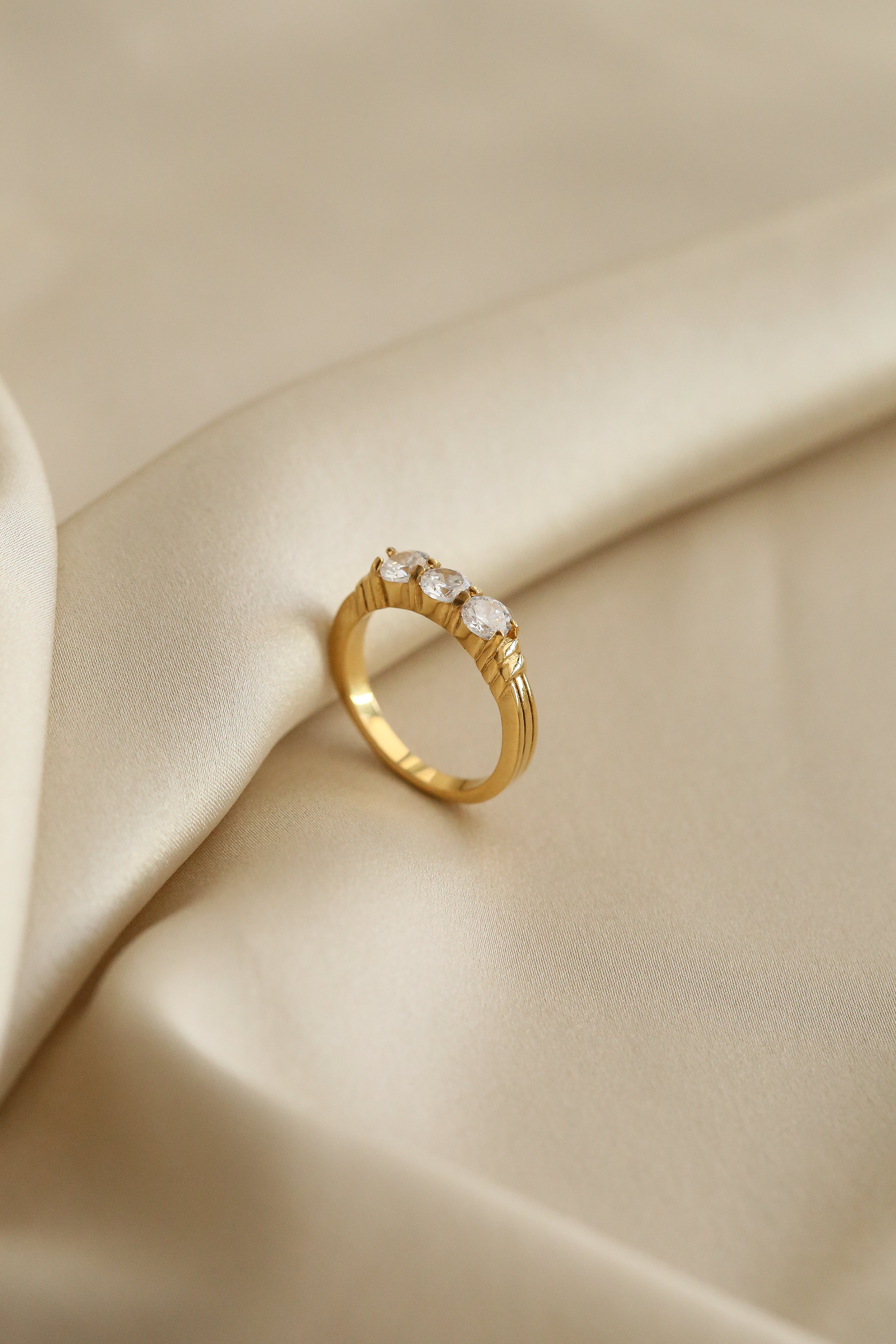 Jessica Ring - Boutique Minimaliste has waterproof, durable, elegant and vintage inspired jewelry