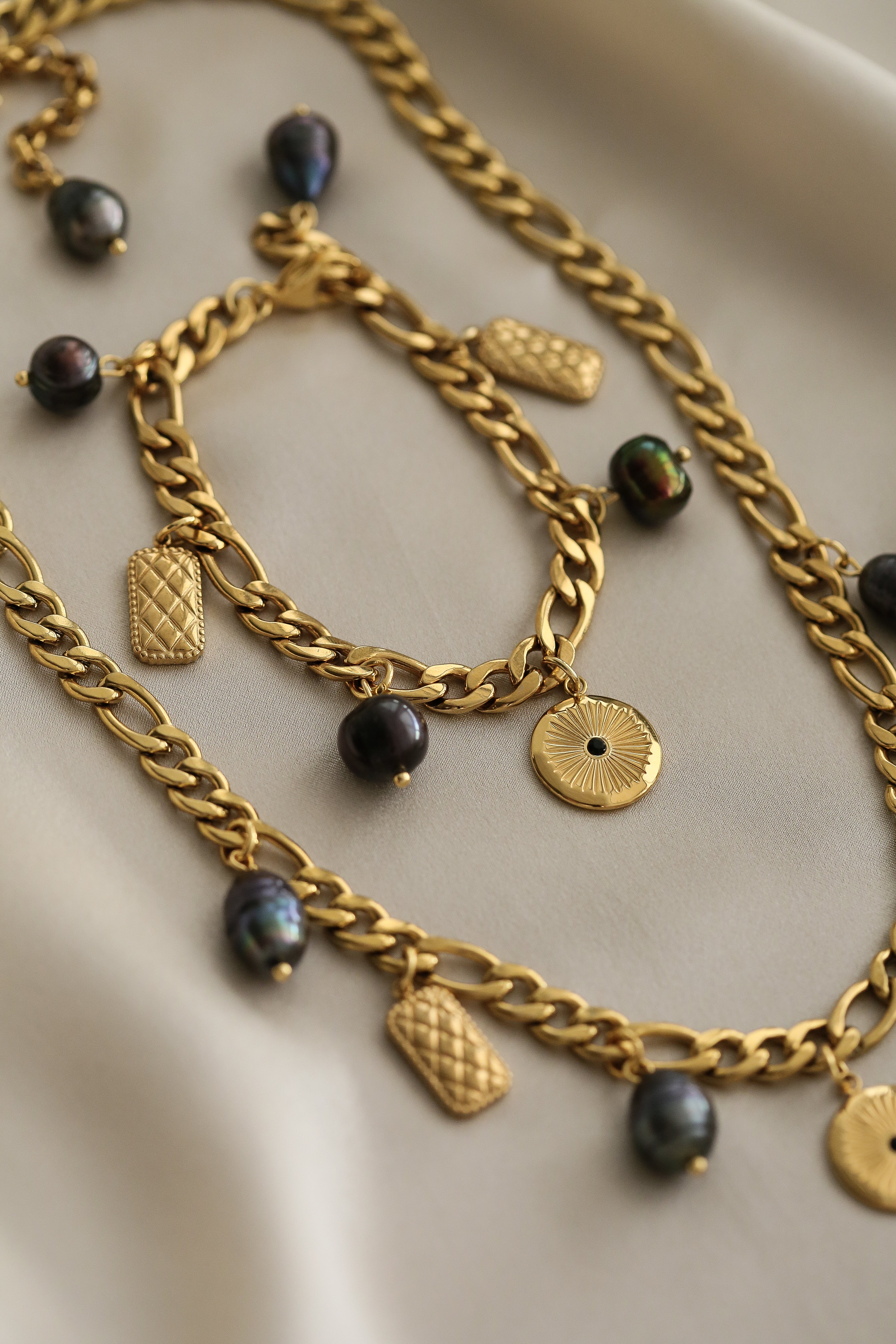 Kassandra Bracelet - Boutique Minimaliste has waterproof, durable, elegant and vintage inspired jewelry