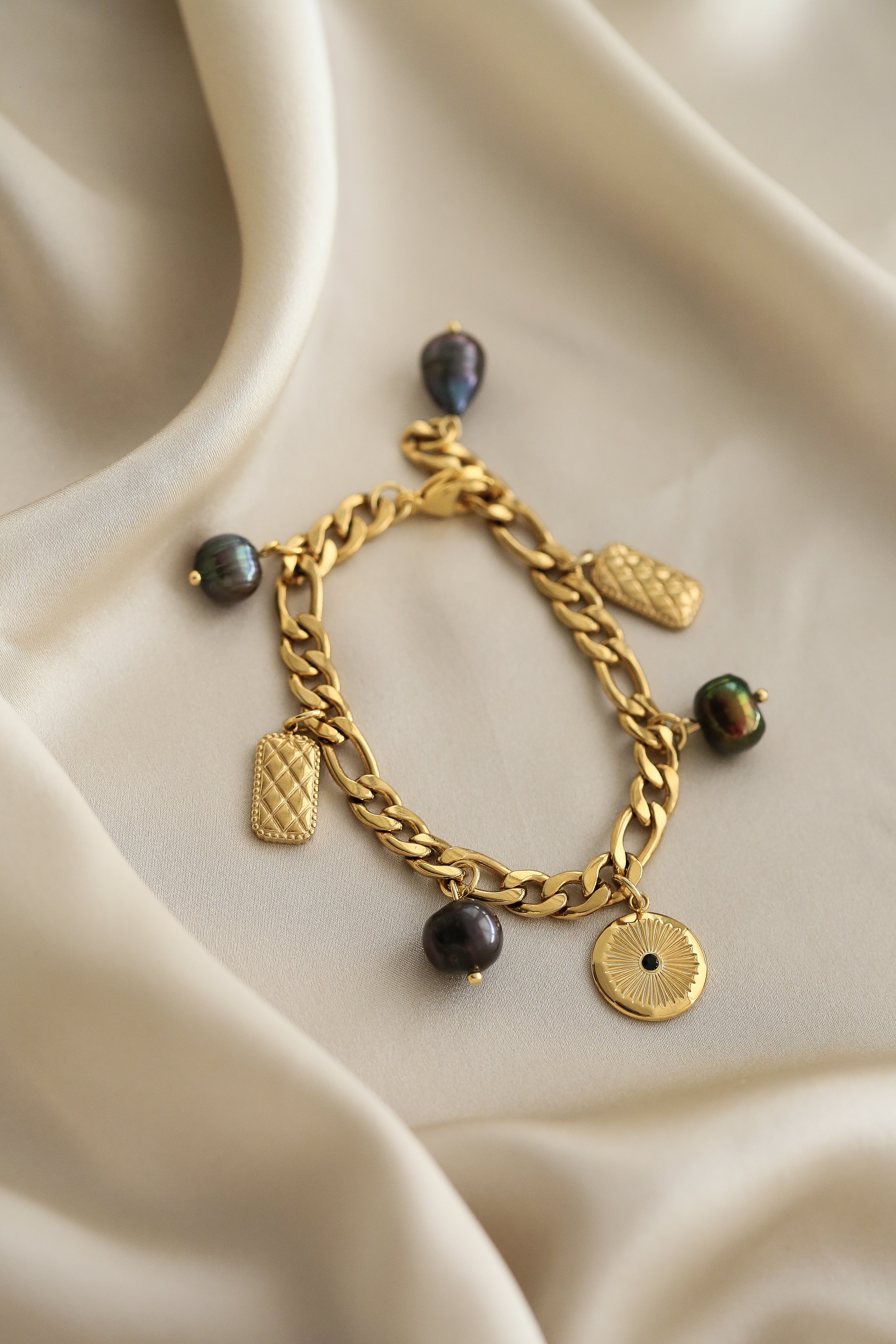 Kassandra Bracelet - Boutique Minimaliste has waterproof, durable, elegant and vintage inspired jewelry
