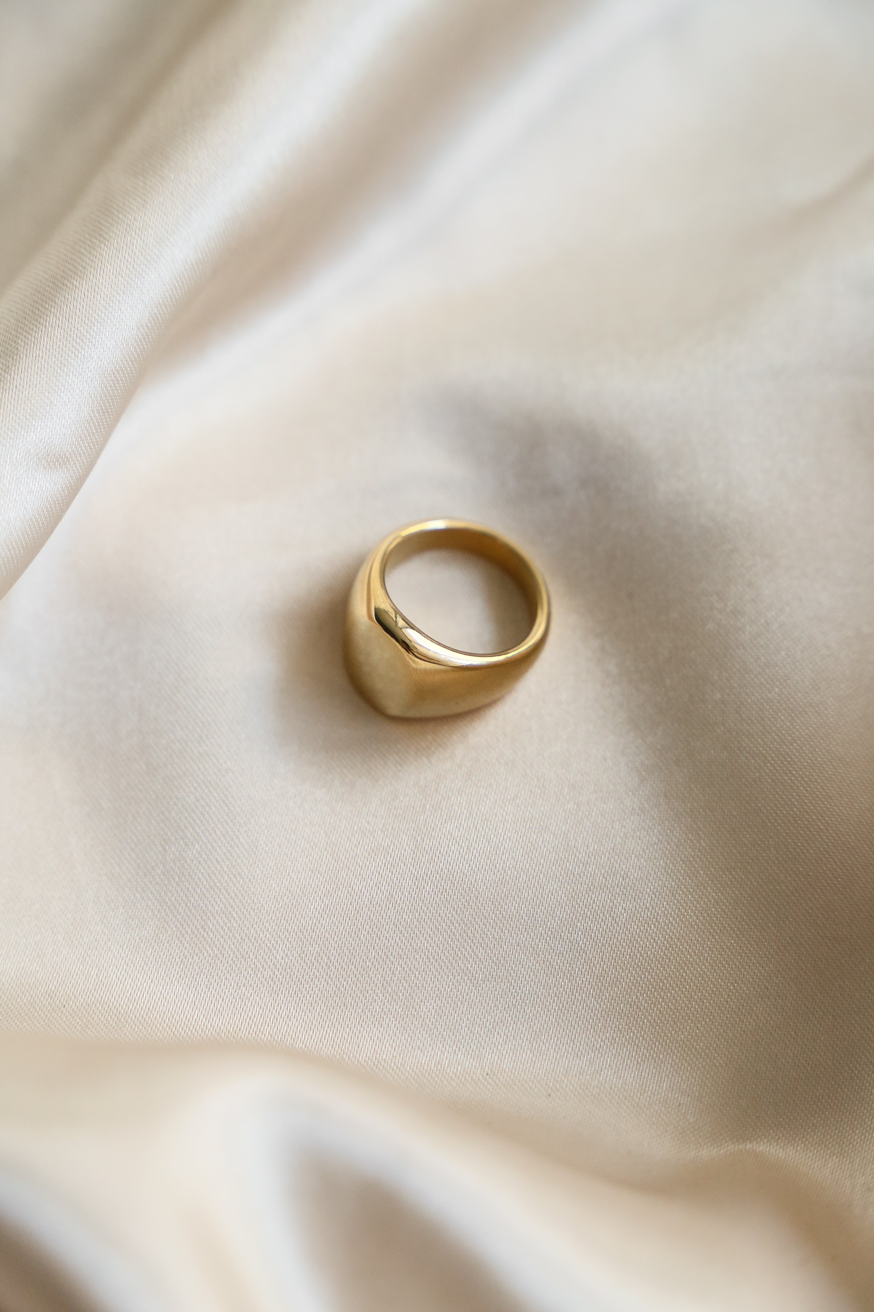 Dainty Signet Ring - Boutique Minimaliste has waterproof, durable, elegant and vintage inspired jewelry