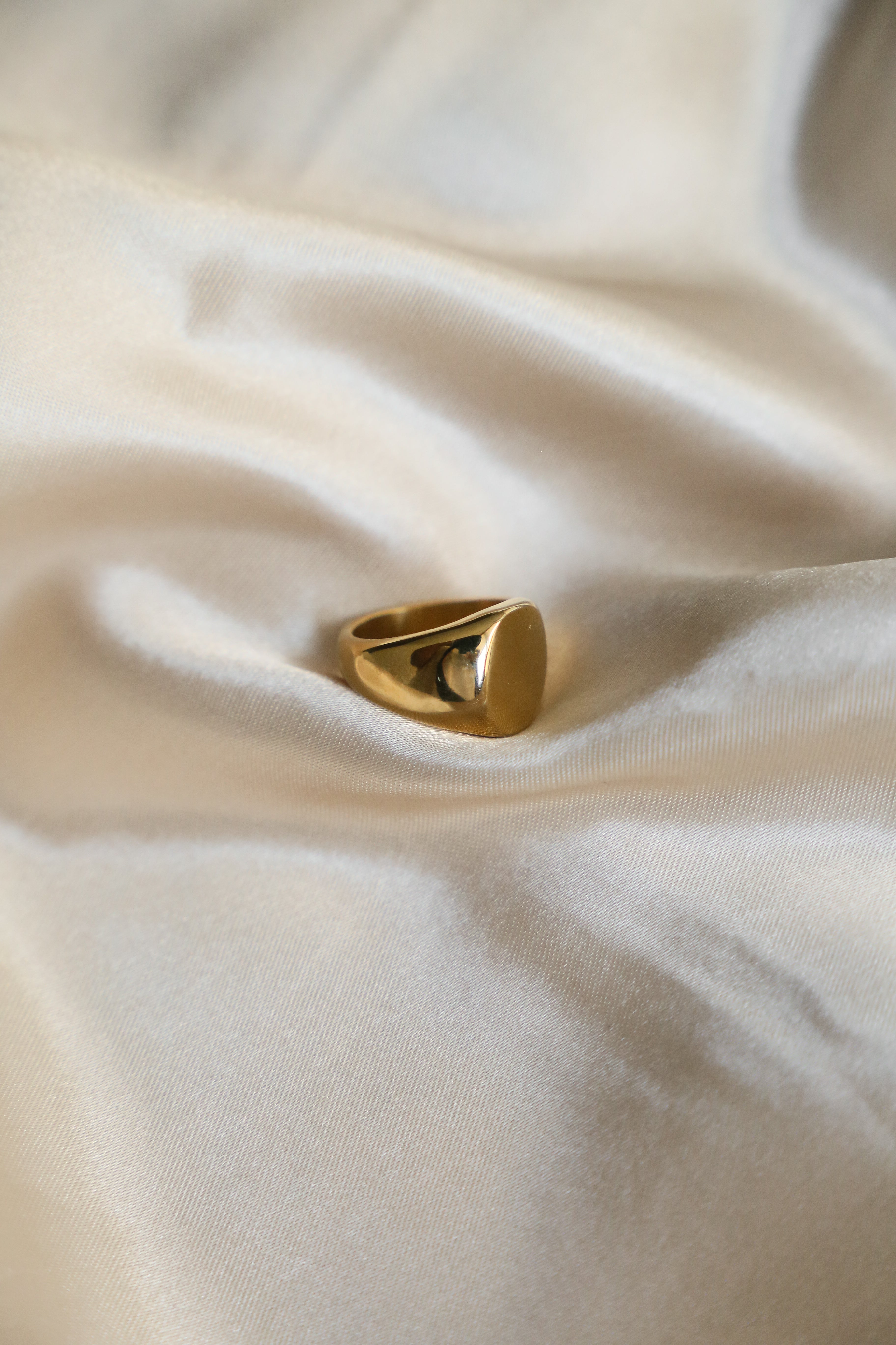Dainty Signet Ring - Boutique Minimaliste has waterproof, durable, elegant and vintage inspired jewelry
