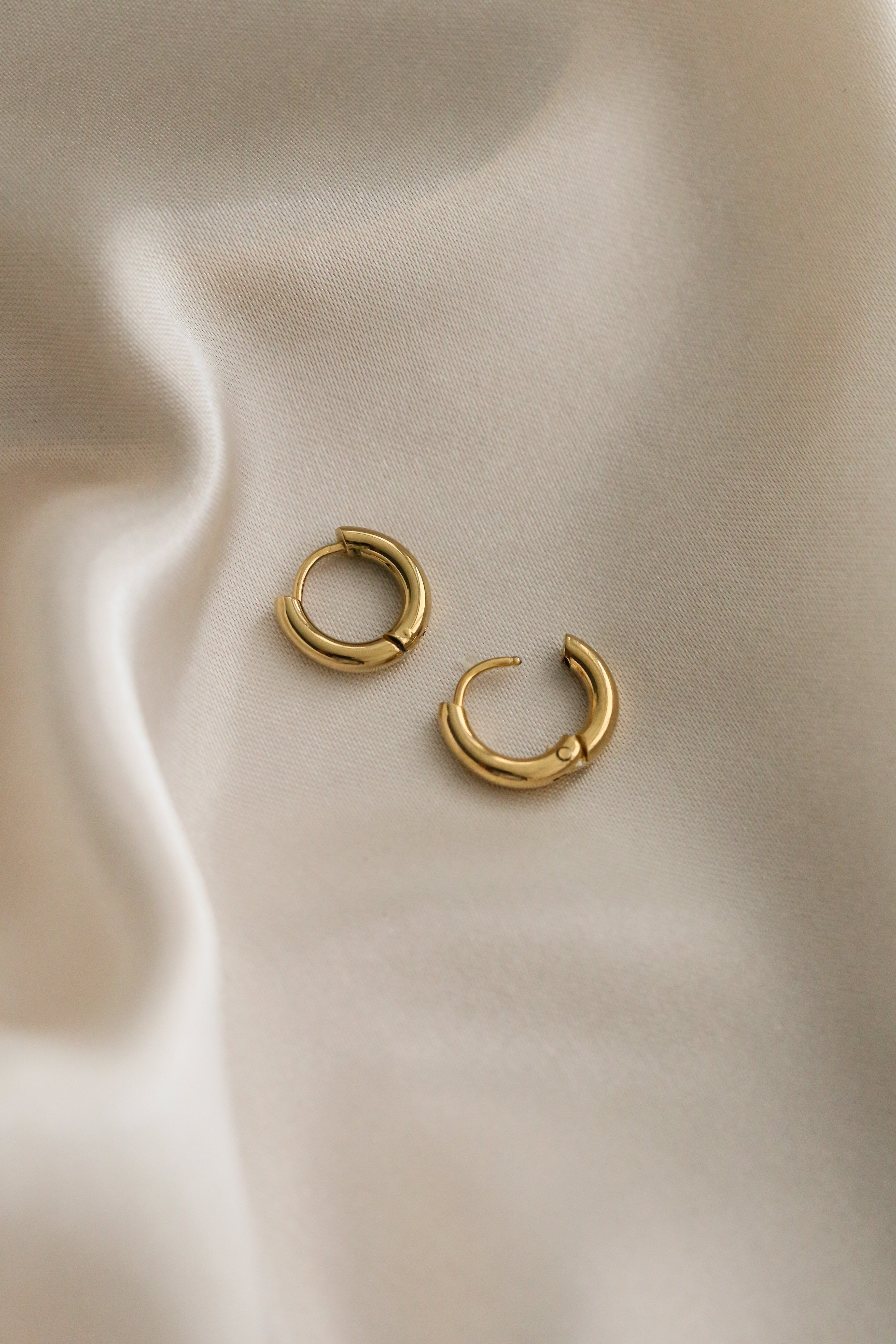 Aida Hoops - Boutique Minimaliste has waterproof, durable, elegant and vintage inspired jewelry