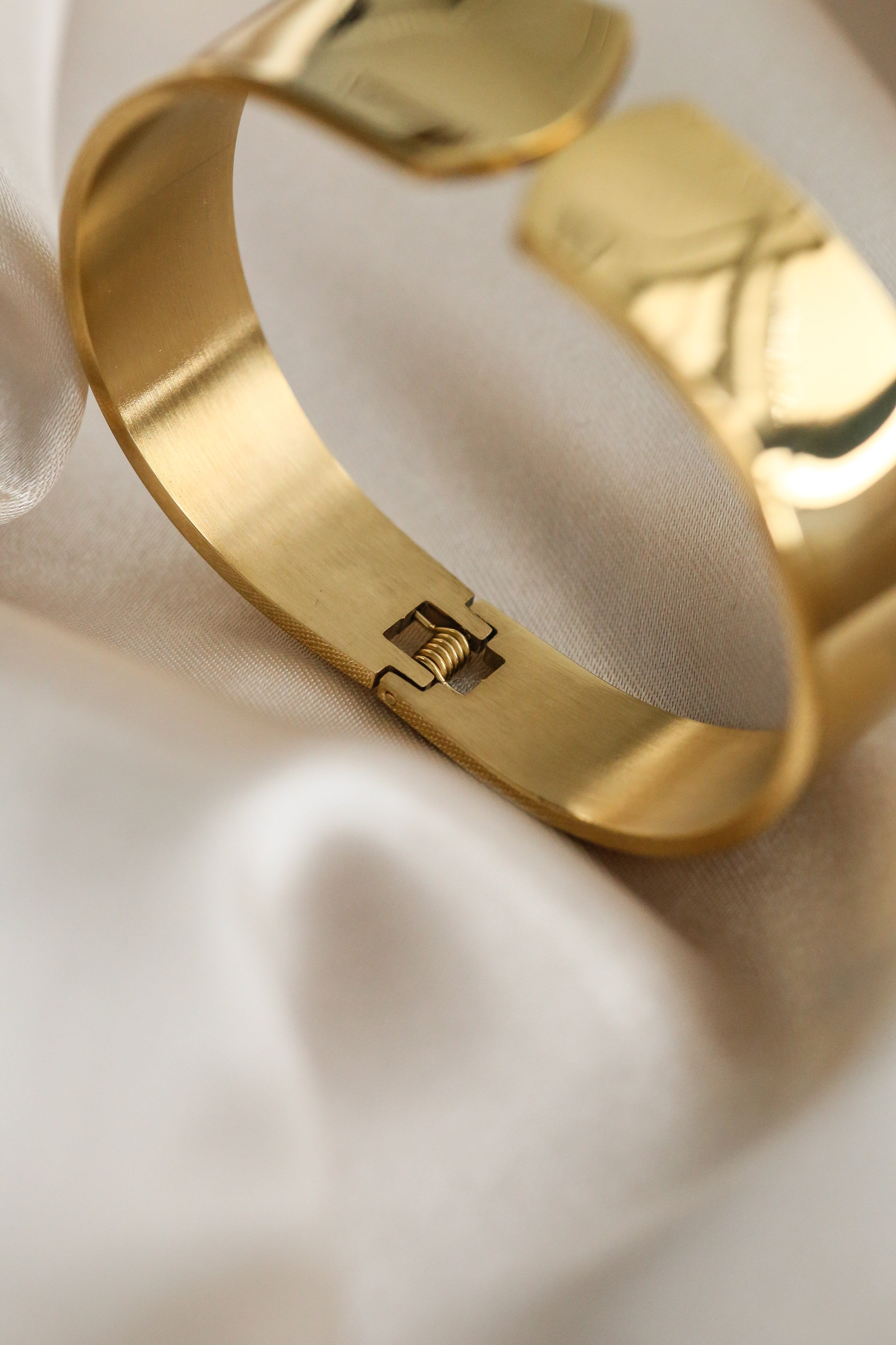 Alessia Cuff - Boutique Minimaliste has waterproof, durable, elegant and vintage inspired jewelry