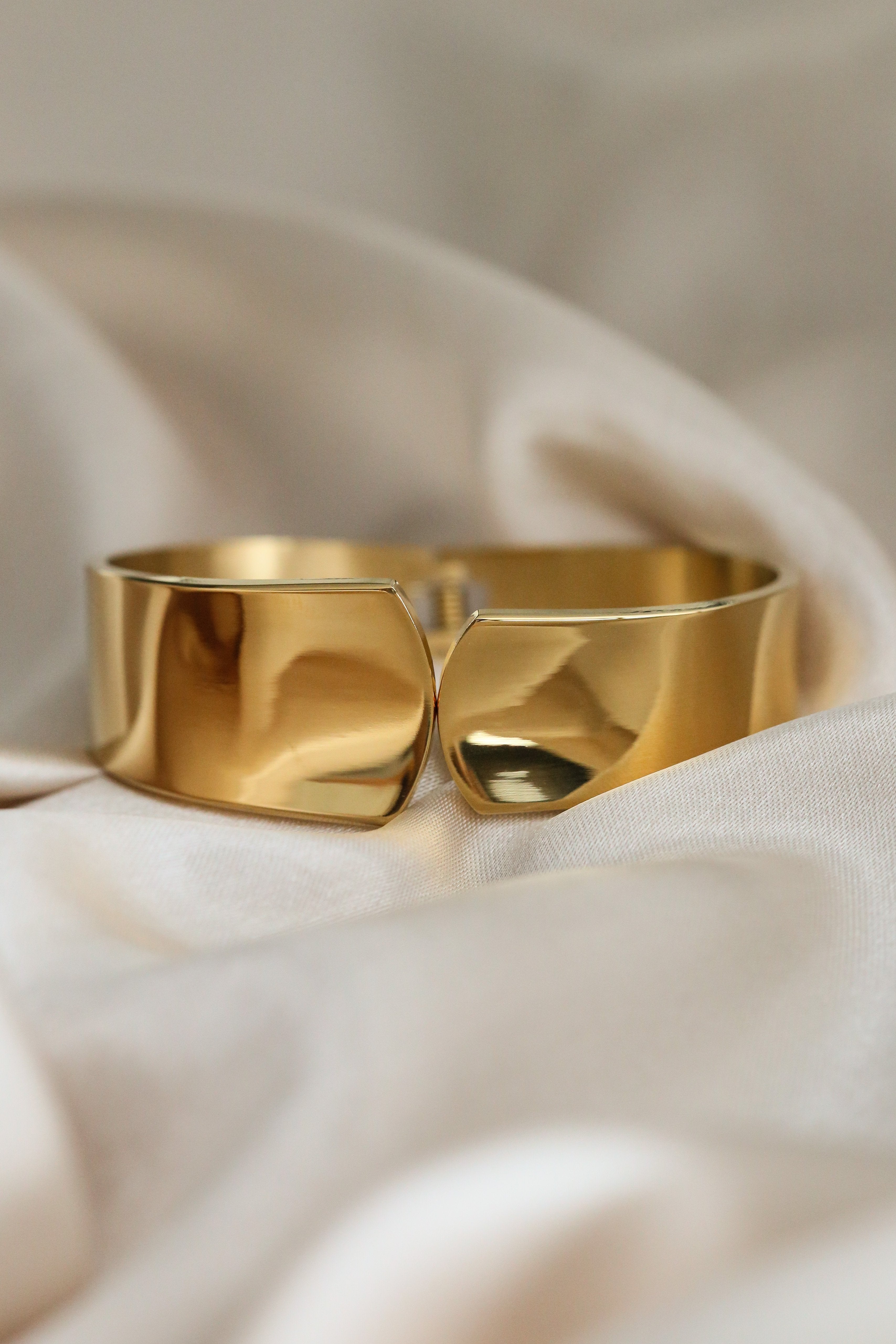 Alessia Cuff - Boutique Minimaliste has waterproof, durable, elegant and vintage inspired jewelry