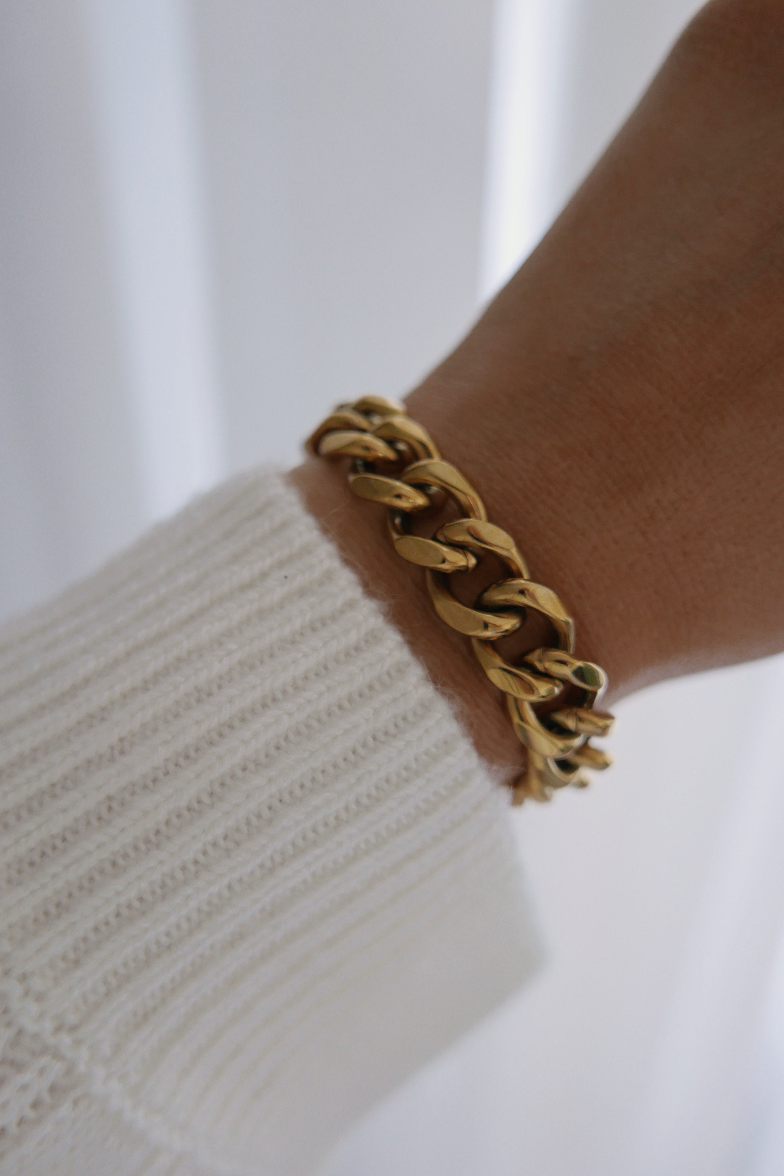 Alina Bracelet - Boutique Minimaliste has waterproof, durable, elegant and vintage inspired jewelry