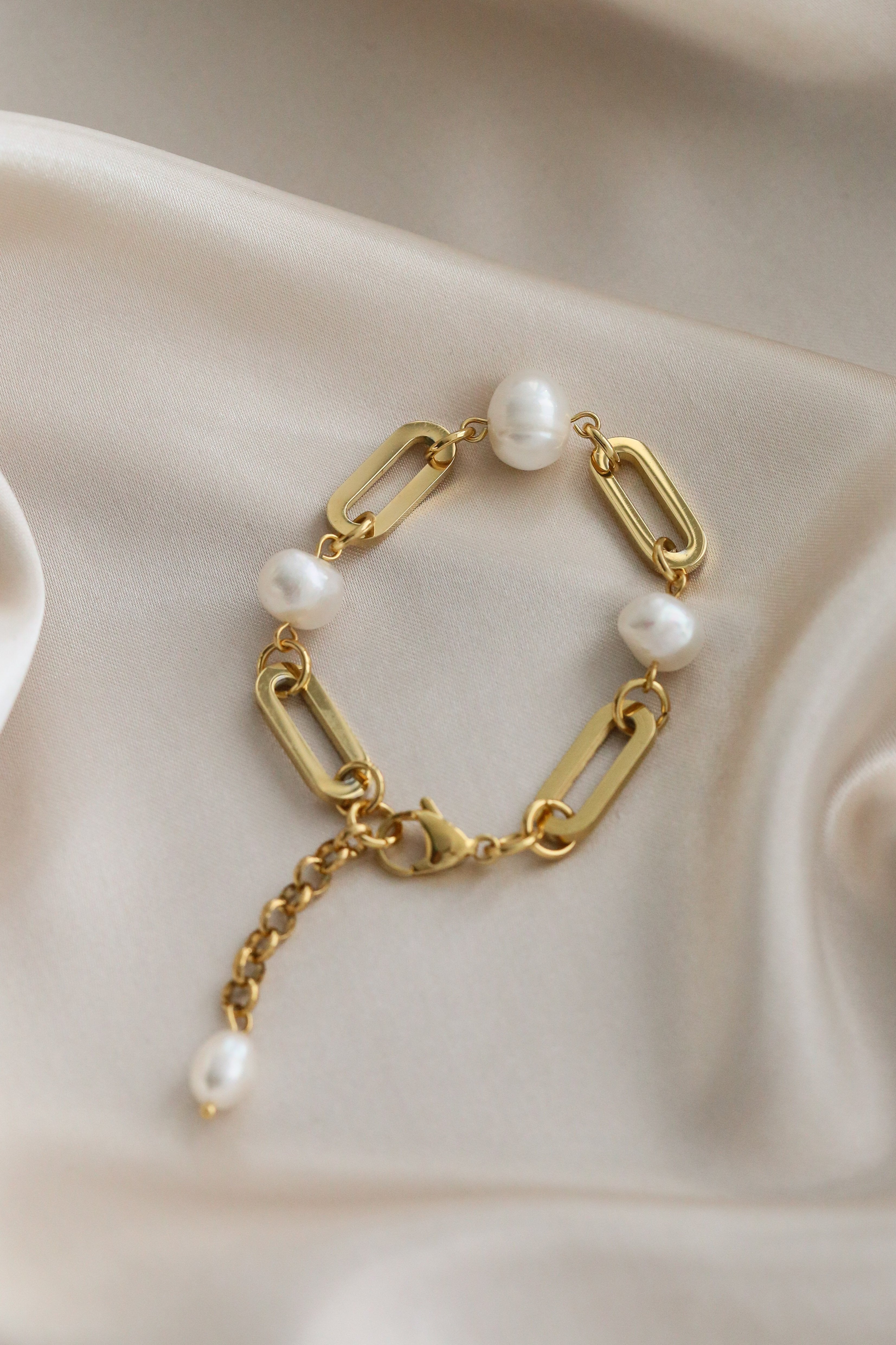 Amalia Bracelet - Boutique Minimaliste has waterproof, durable, elegant and vintage inspired jewelry
