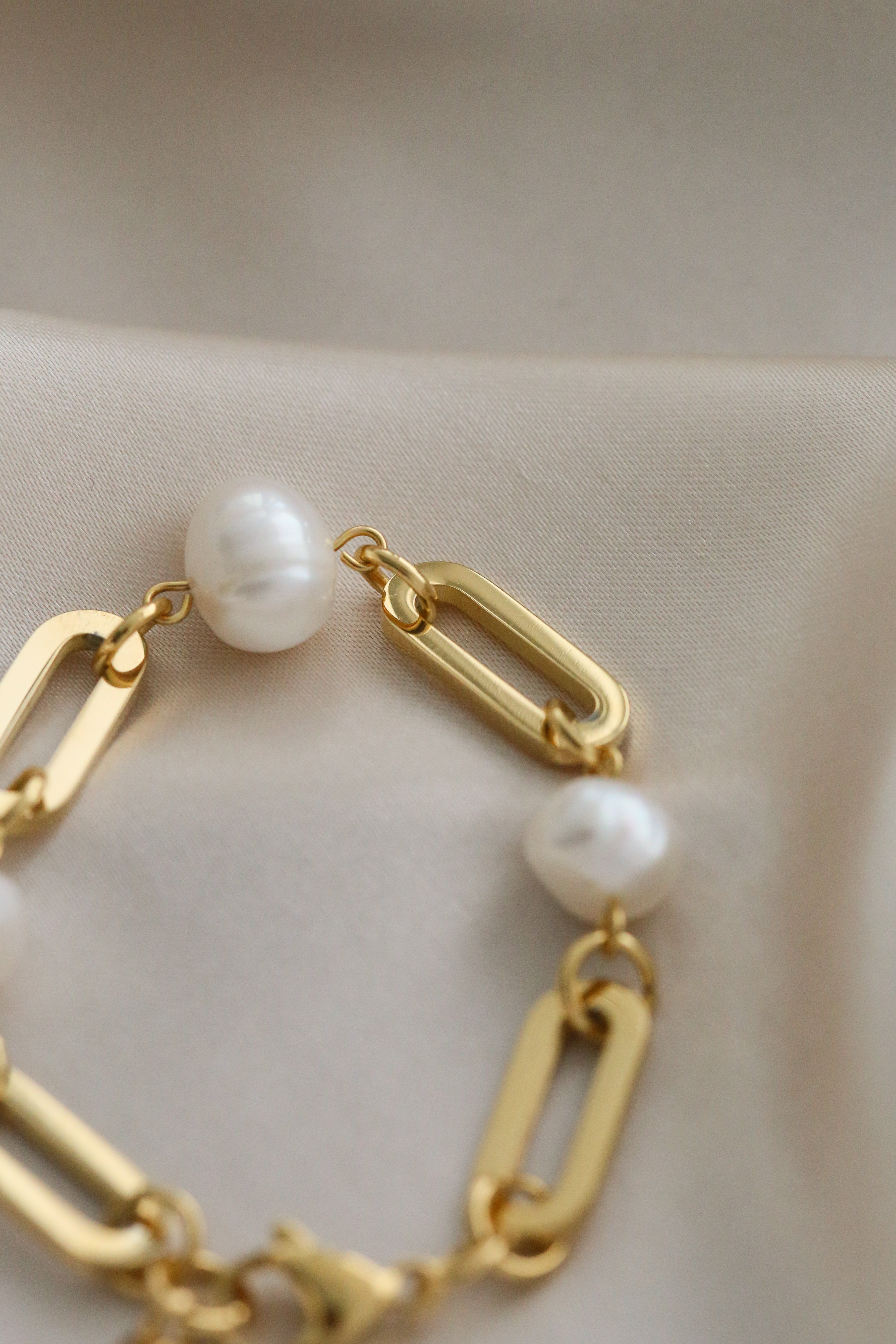 Amalia Bracelet - Boutique Minimaliste has waterproof, durable, elegant and vintage inspired jewelry